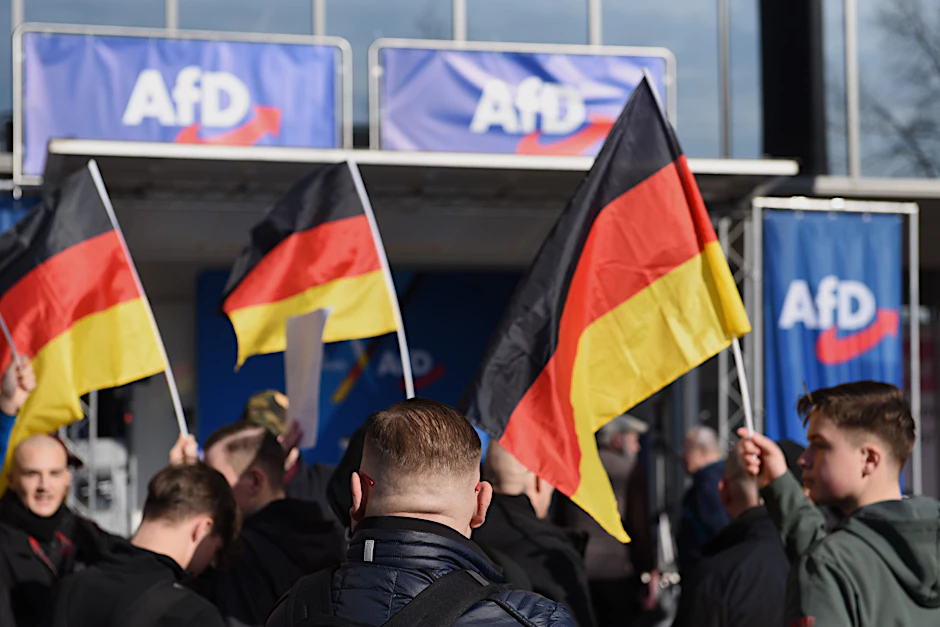 Einen Tag vor der Bundestagswahl feiert die AfD in Hohenschönhausen vor dem Linden Center ihren Wahlkampfabschluss.