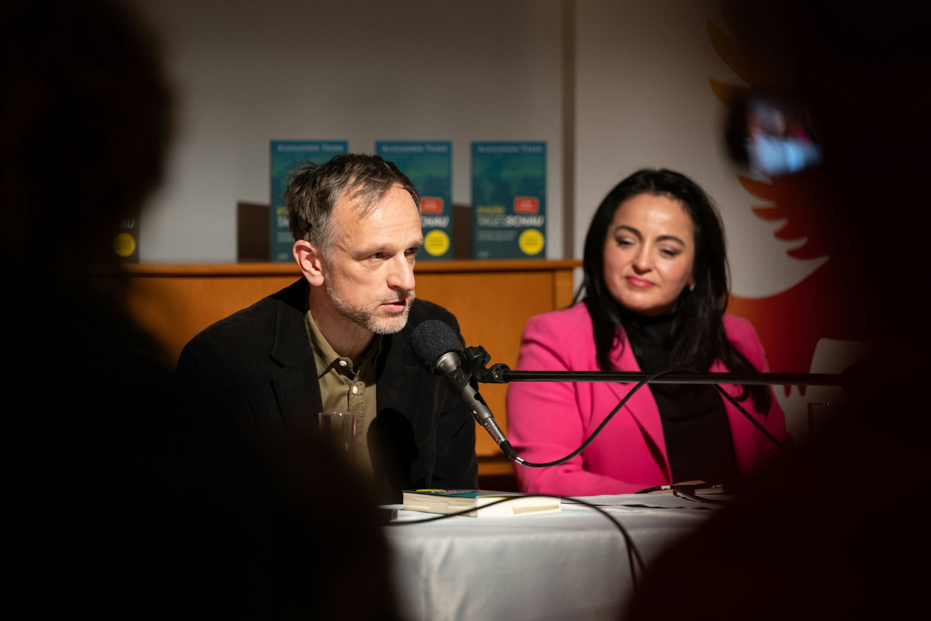 Alexander Teske und Sevim Dagdelen bei einer Podiumsdiskussion in Berlin