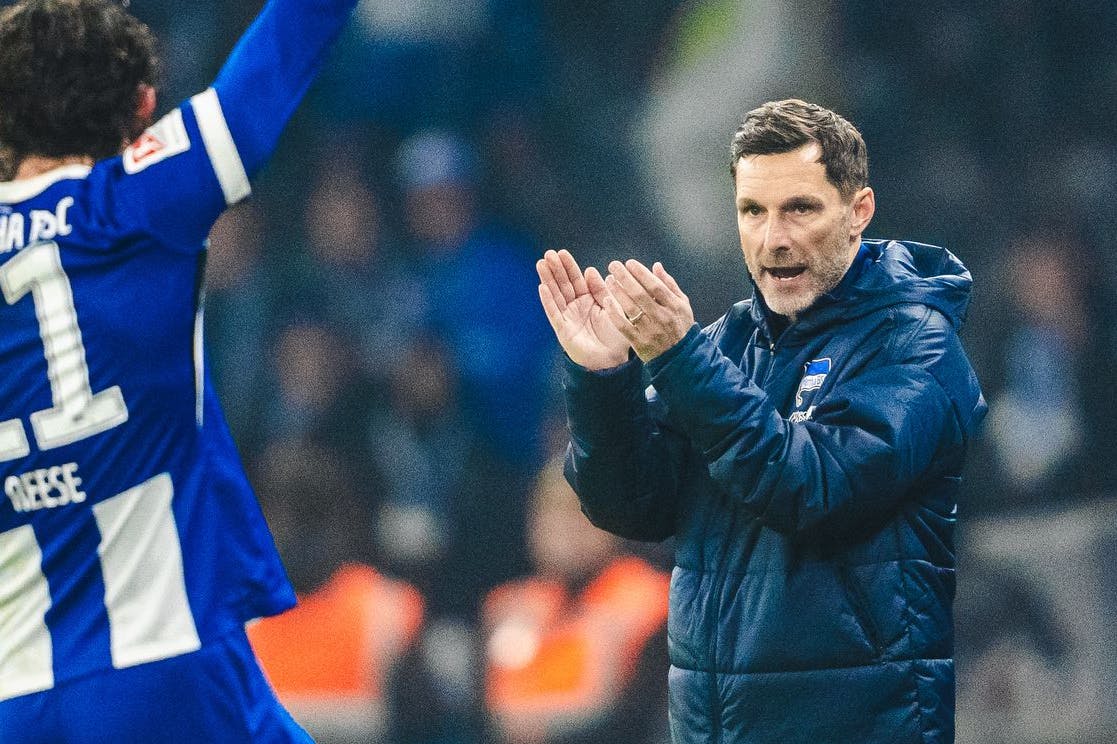 Herthas neuer Trainer Stefan Leitl klatscht zwar noch nicht euphorisch, aber er klatsch Beifall. Das gefällt auch Fabian Reese.