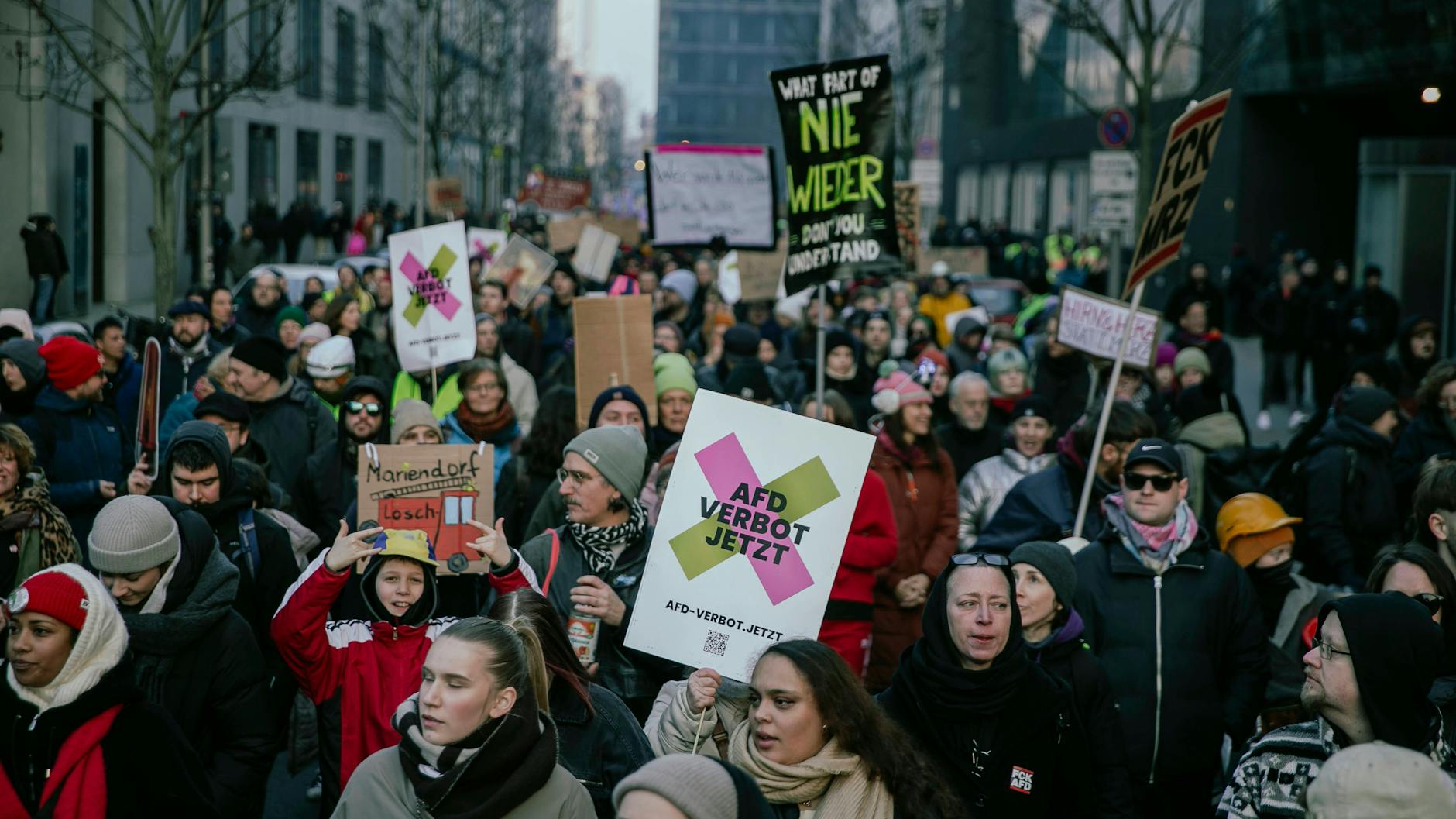 Am Wochenende wollen in Berlin wieder etliche Menschen aus verschiedenen Gründen auf die Straße gehen.