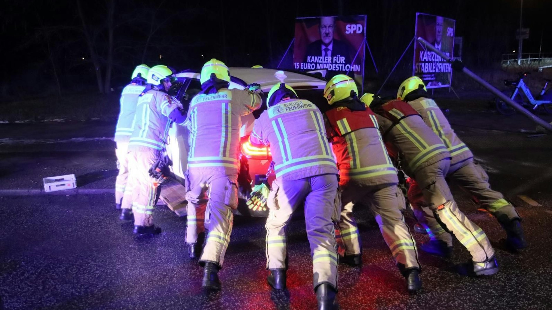 Die Feuerwehr stellte den Crash-Wagen in der Nacht wieder auf die Reifen. Unklar ist, welcher der beiden Suffköppe am Steuer saß.