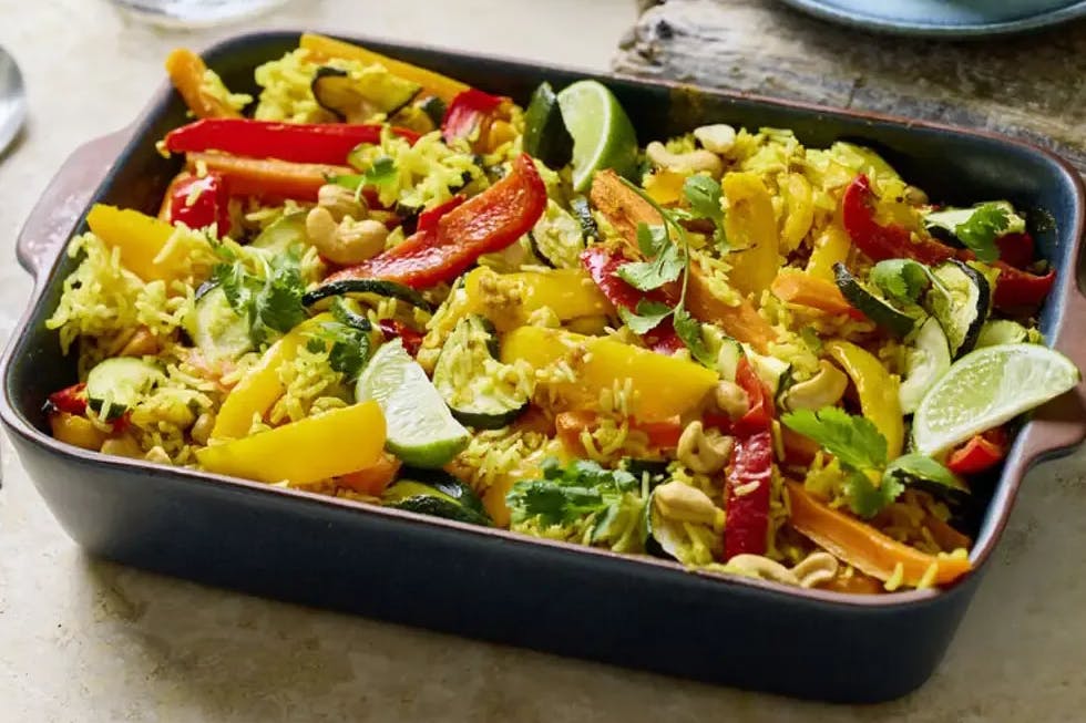 Fürs Ofen-Curry mit Reis kommen alle Zutaten direkt in die Auflaufform.