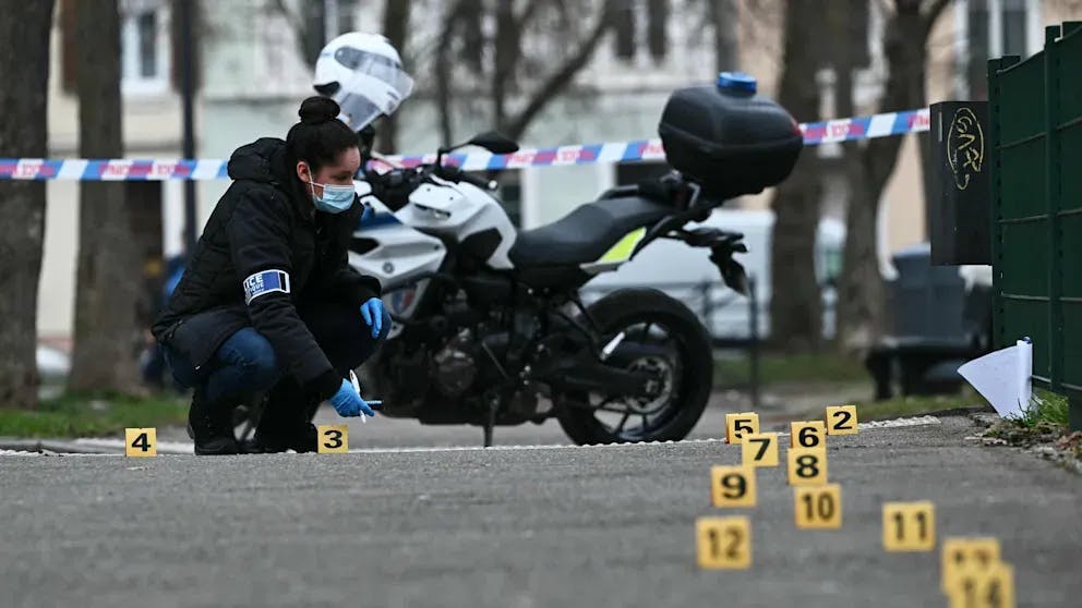 Die Polizei sichert nach dem Messerangriff Spuren.
