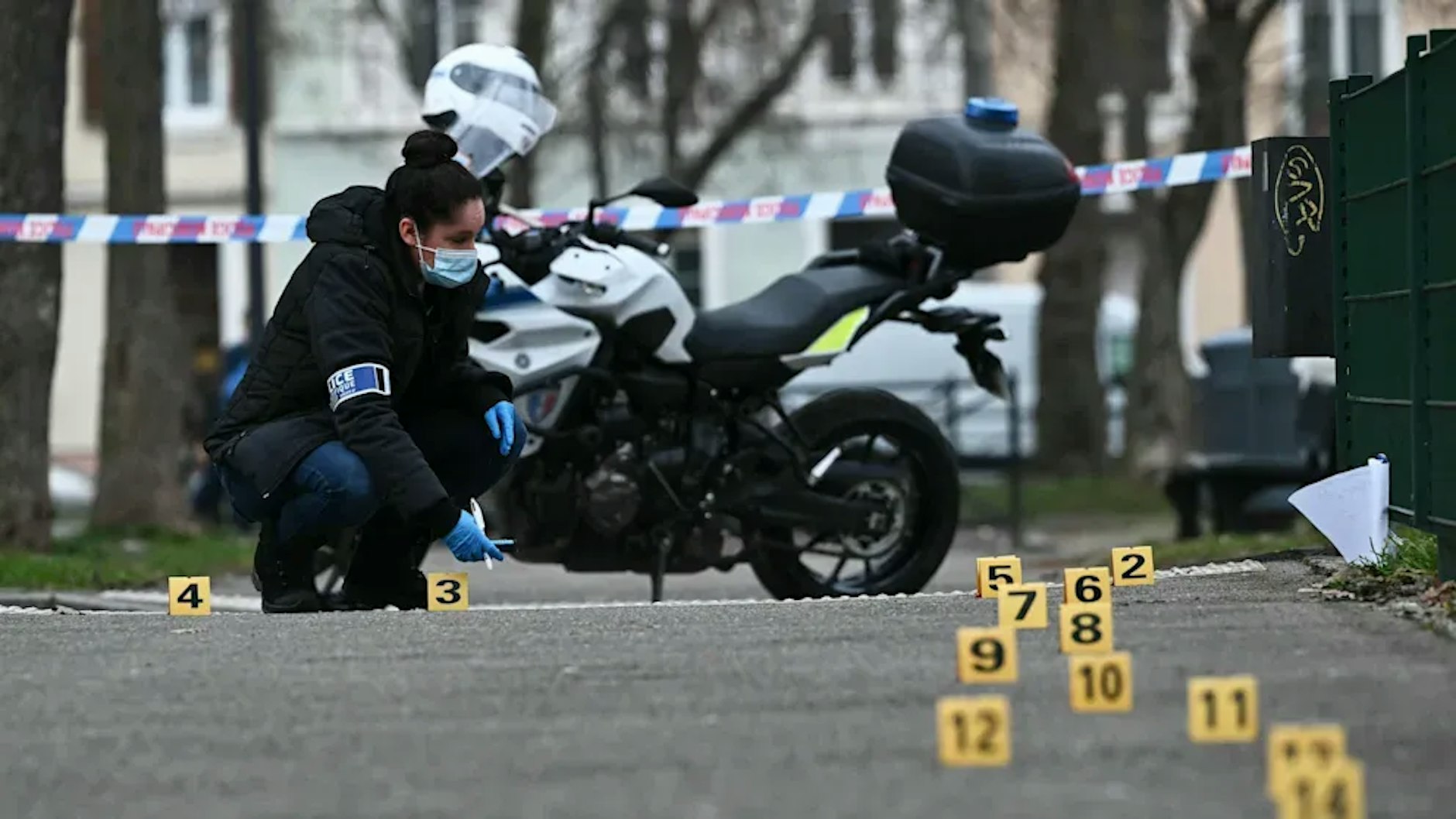 Die Polizei sichert nach dem Messerangriff Spuren.