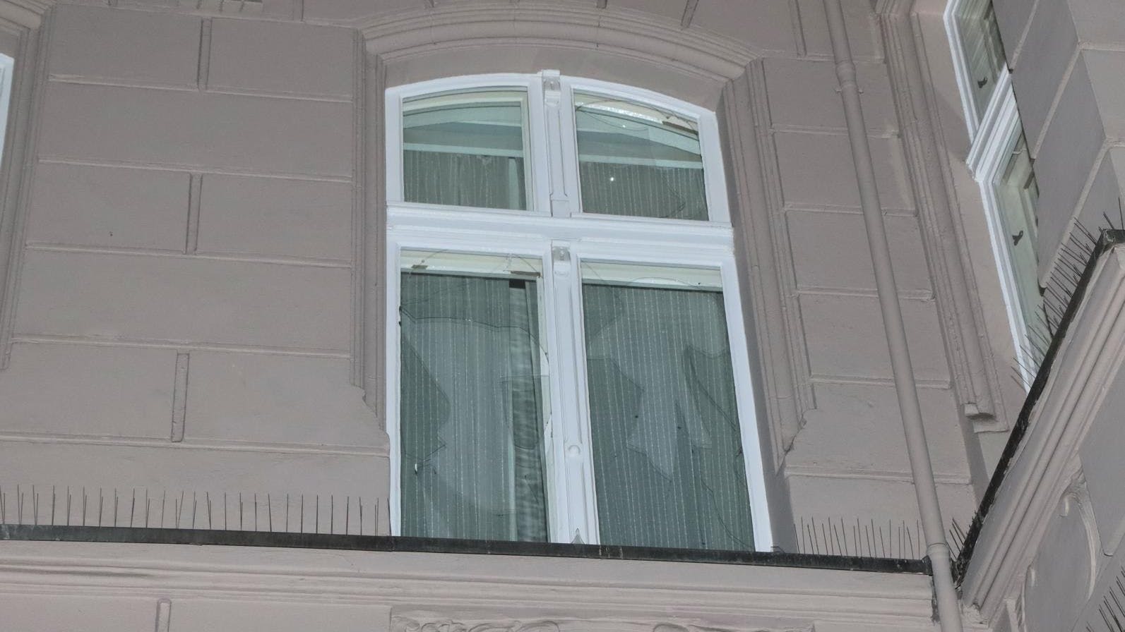 Auf der gegenüberliegenden Straßenseite gingen bei der Explosion in Neukölln etliche Scheiben zu Bruch.