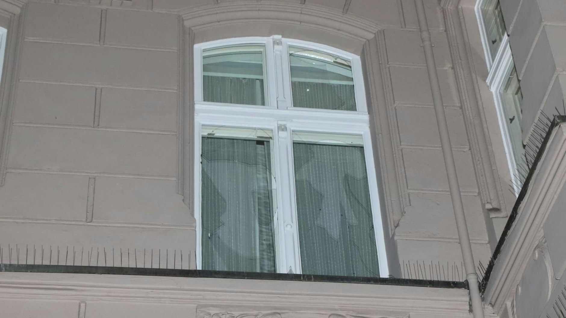 Auf der gegenüberliegenden Straßenseite gingen bei der Explosion in Neukölln etliche Scheiben zu Bruch. 