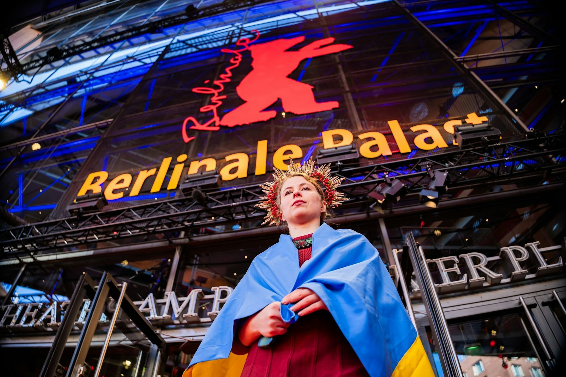 Slavia, Besucherin, steht mit Kopfschmuck und ukranischer Flagge bei der Berlinale vor der Premiere des Films «Strichka chasu» (Timestamp) vor dem Berlinale Palast. Der Film läuft im Berlinale Wettbewerb. Die 75. Internationalen Filmfestspiele Berlin finden vom 13. bis 23. Februar 2025 statt.