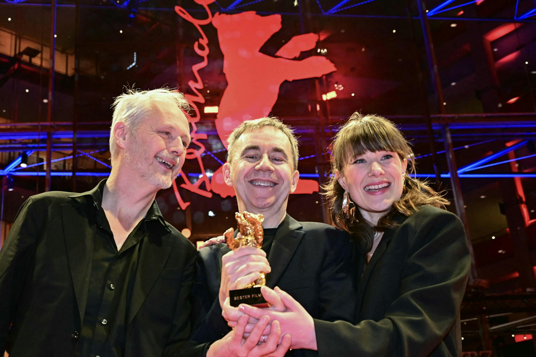 Der norwegische Regisseur Dag Johan Haugerud freut sich mit seinen Produzenten Yngve Saether (r.) und Hege Hauff Hvattumon über den Goldenen Bären.