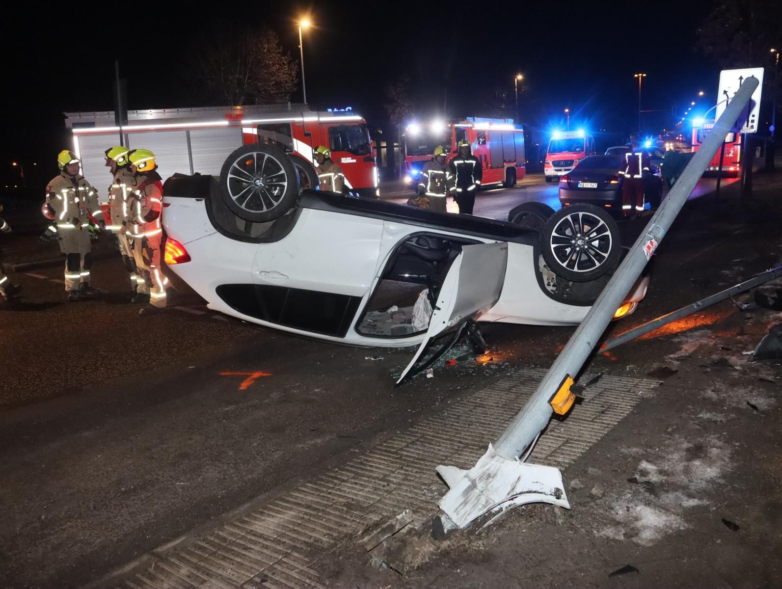 Adlershof: Horror-Crash! Suff-Fahrer rammt Ampel, landet auf dem Dach