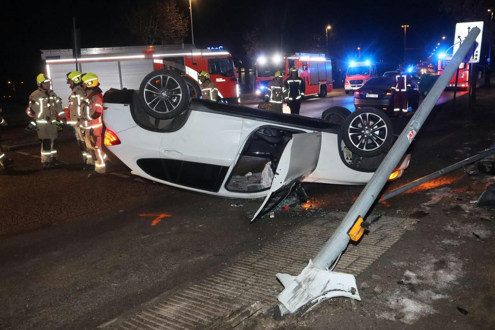 Der BMW landete nach dem Crash in Adlershof auf dem Dach, die Insassen sollen selbstständig aus dem Wagen geklettert sein.
