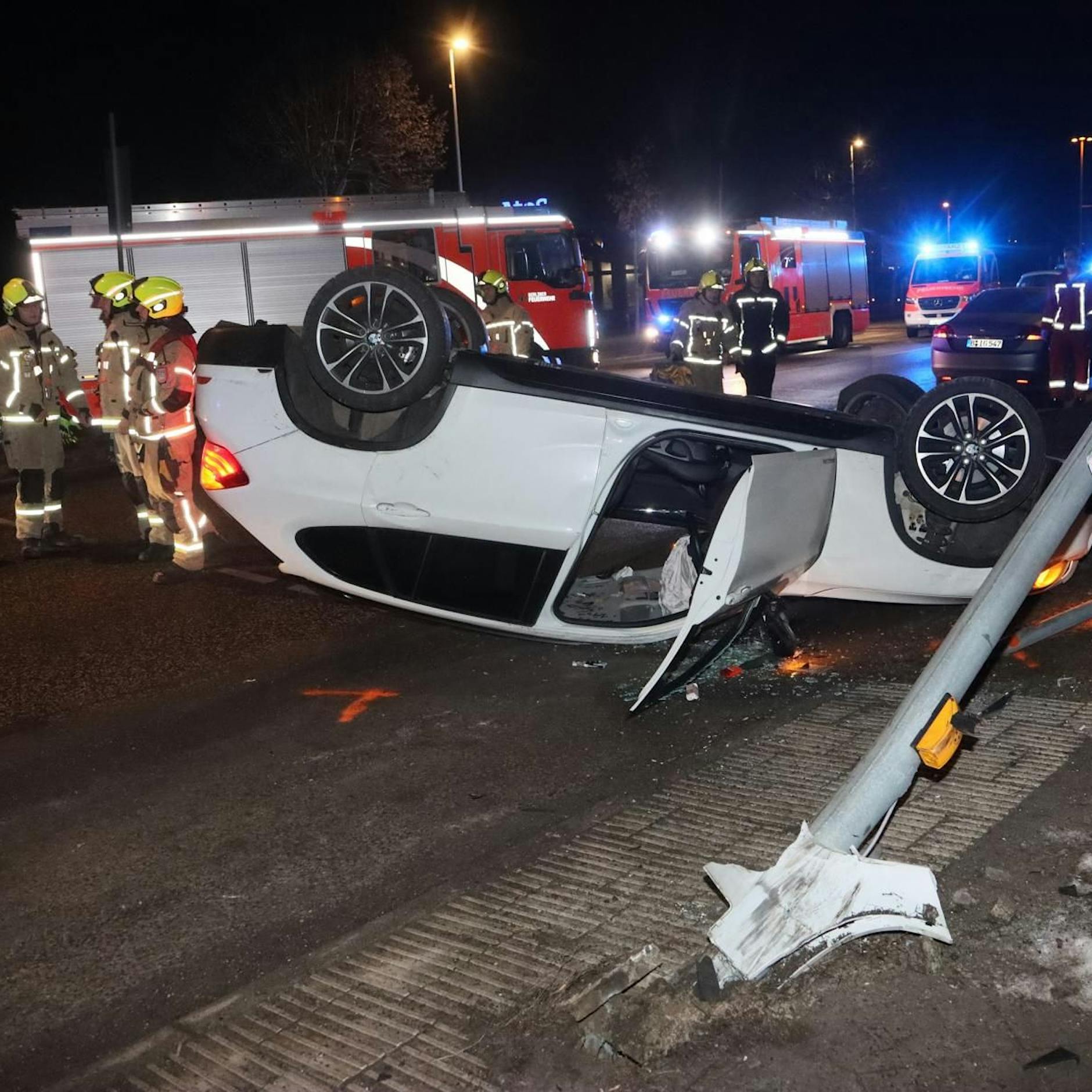 Adlershof: Horror-Crash! Suff-Fahrer rammt Ampel, landet auf dem Dach
