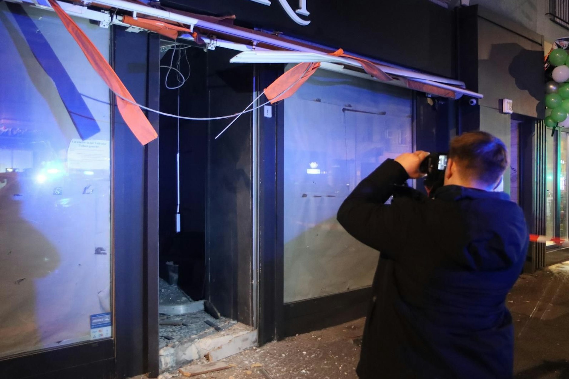 In der Nacht zum Samstag kam es in Neukölln zu einer heftigen Explosion. Anwohner wurden unsanft aus dem Schlaf gerissen, etliche Fensterscheiben zerstört.