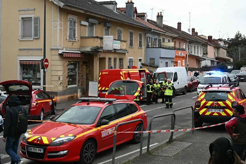 Polizei und Rettungskräfte sind nach dem Messerangriff zum Tatort geeilt.