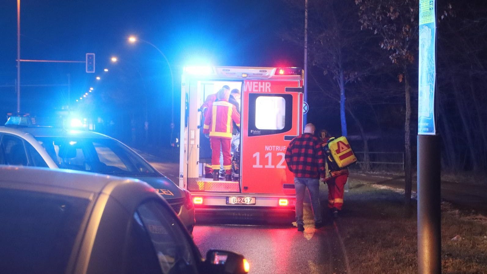Die Insassen des Unfallwagens konnten sich kaum auf den Beinen halten, wurden medizinisch versorgt und in ein Krankenhaus gebracht.