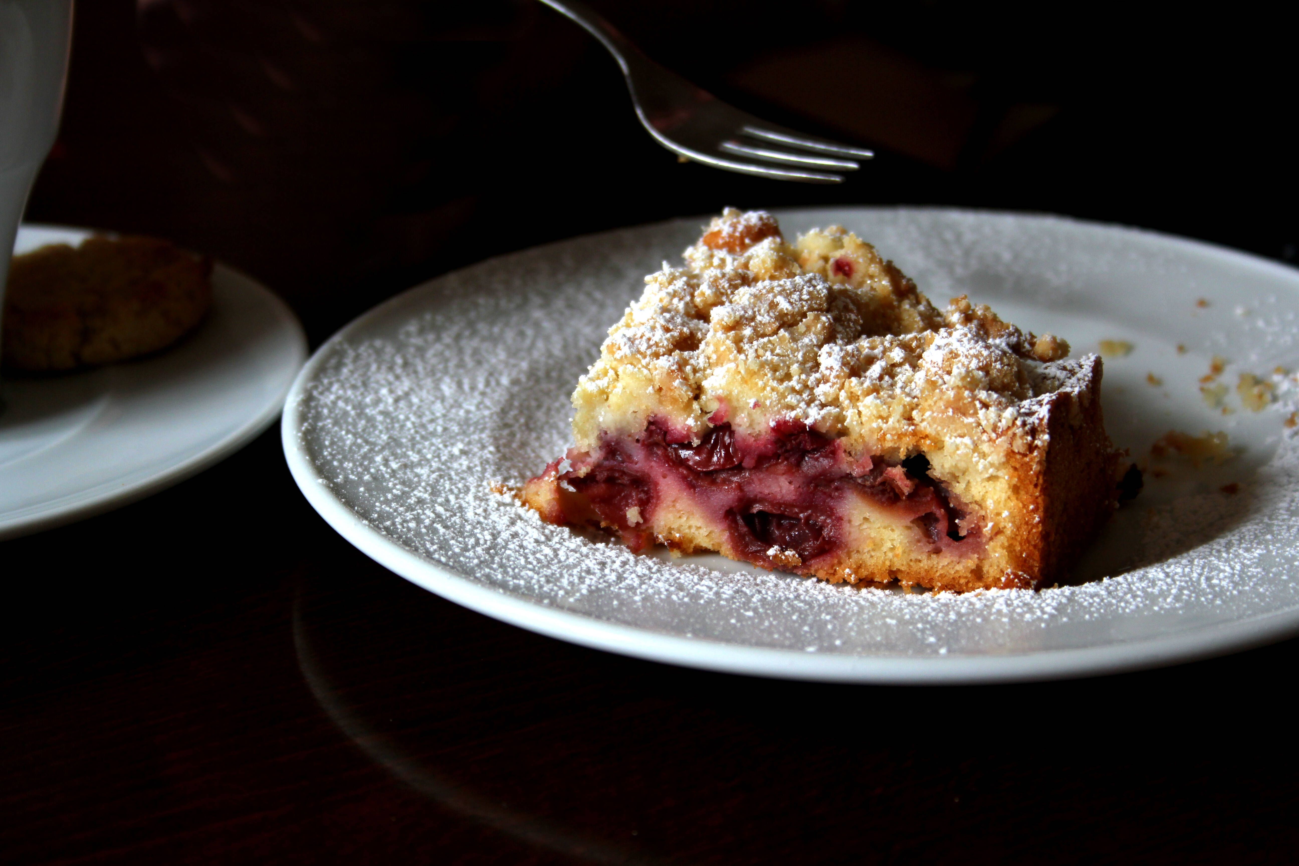 Rezept für Kirschkuchen vom Blech: Omas Streuselkuchen mit Kirschen!