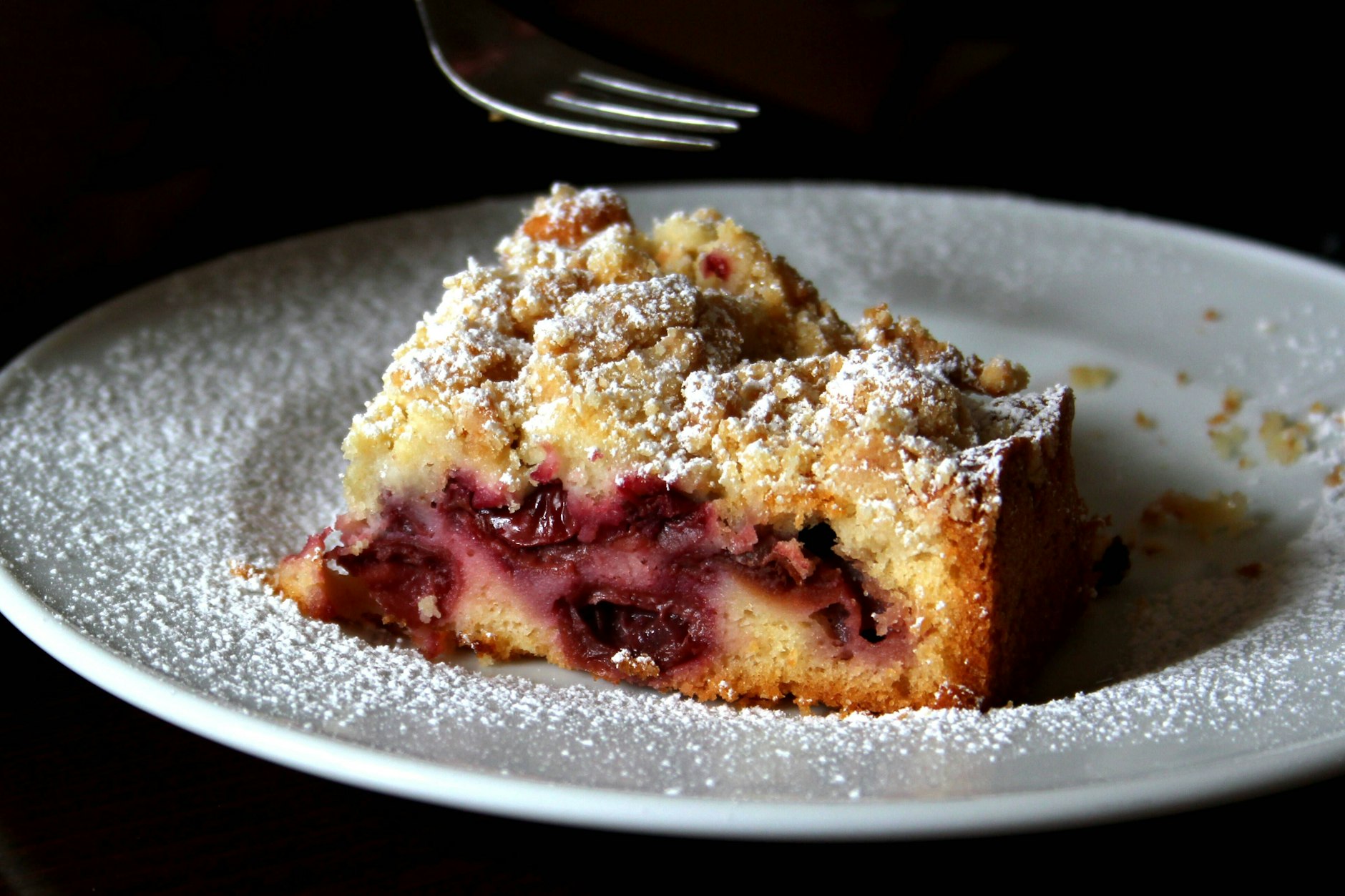 Süß, saftig, lecker! Dieser schnelle Kirschkuchen mit Streuseln ist perfekt für das Wochenende. Probieren Sie unser Rezept doch mal aus!