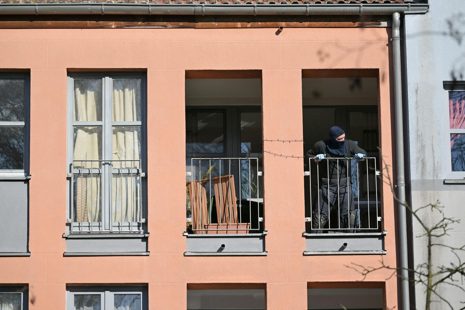 Polizisten durchsuchen das Wohnhaus des Mannes in Potsdam. Er soll einen Anschlag auf die israelische Botschaft geplant haben.