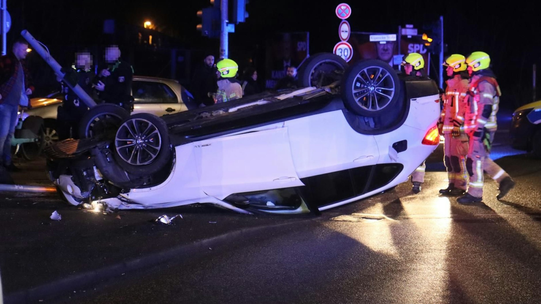 Wie sich die beiden völlig betrunkenen Insassen selbstständig aus dem Unfallwagen befreien konnten - unklar. Sie müssen mehrere Schutzengel gehabt haben.