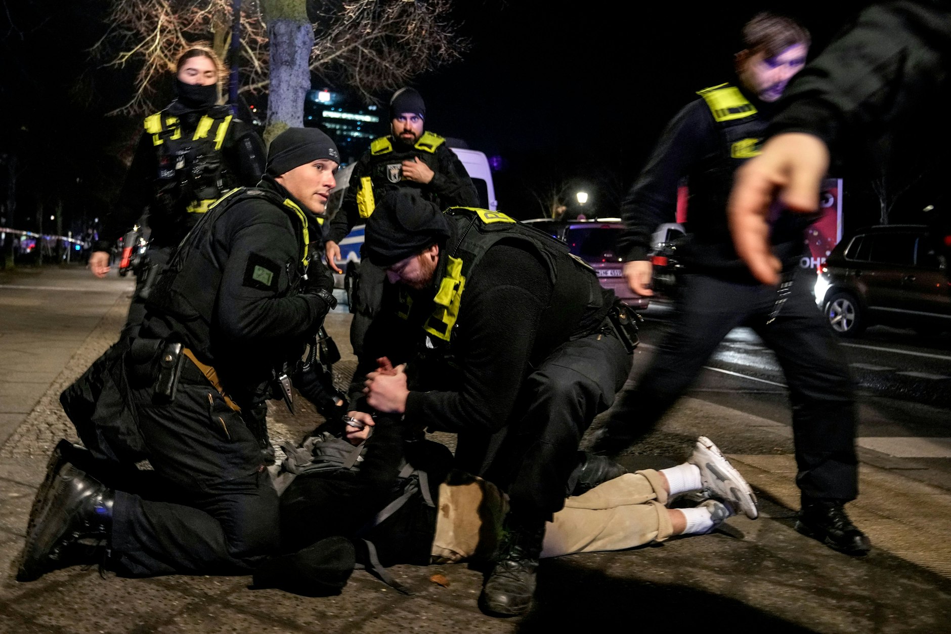 Beamte der Polizei nehmen den mutmaßlichen Angreifer vom Holocaust-Mahnmal fest. Er hatte auf einen Touristen eingestochen.