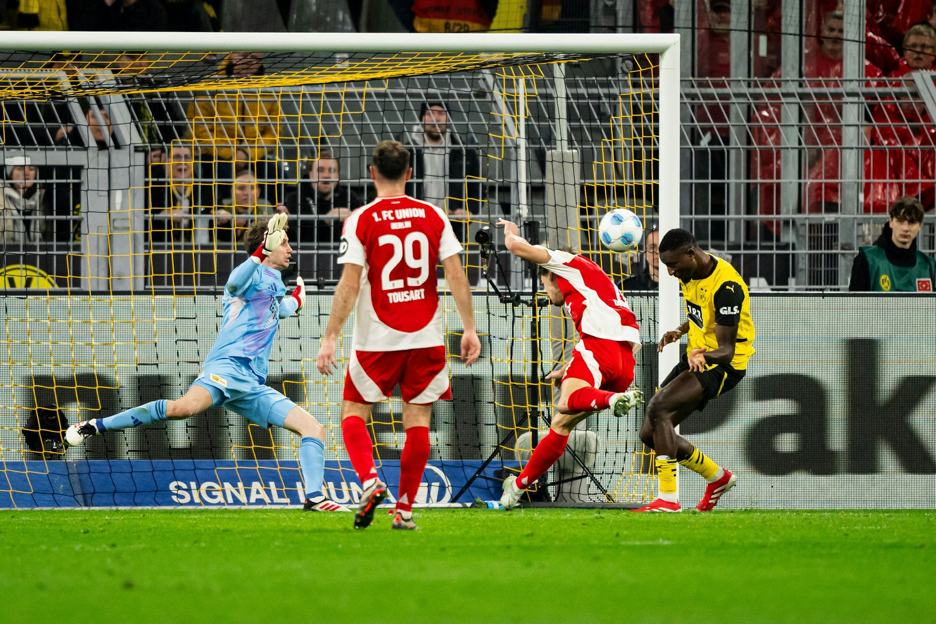 Serhou Guirassy (r.) köpft aus kurzer Distanz zum 2:0 für Borussia Dortmund ein.