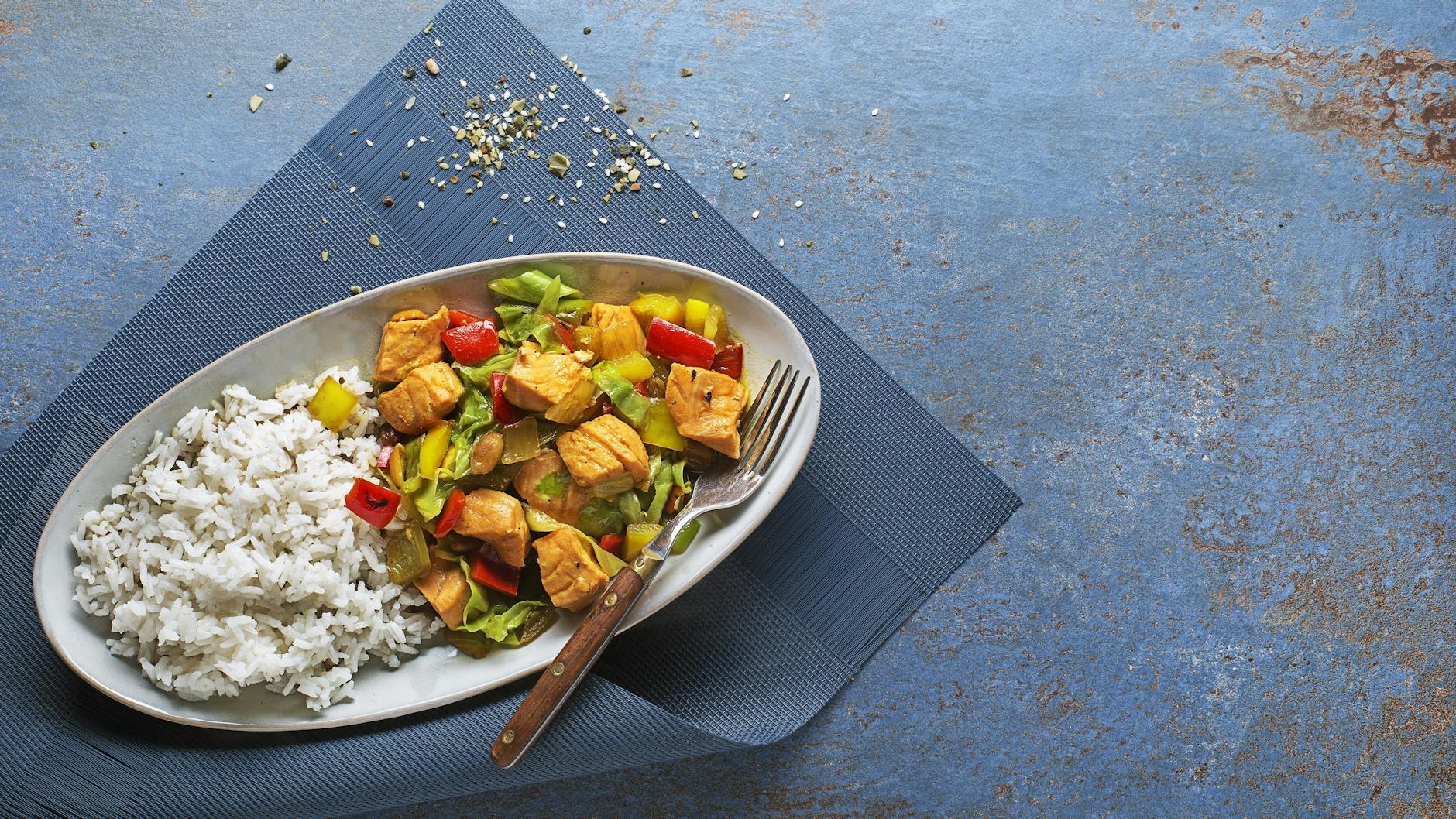 Bei dem würzigen Ofen-Curry mit Reis können die Zutaten variiert werden.