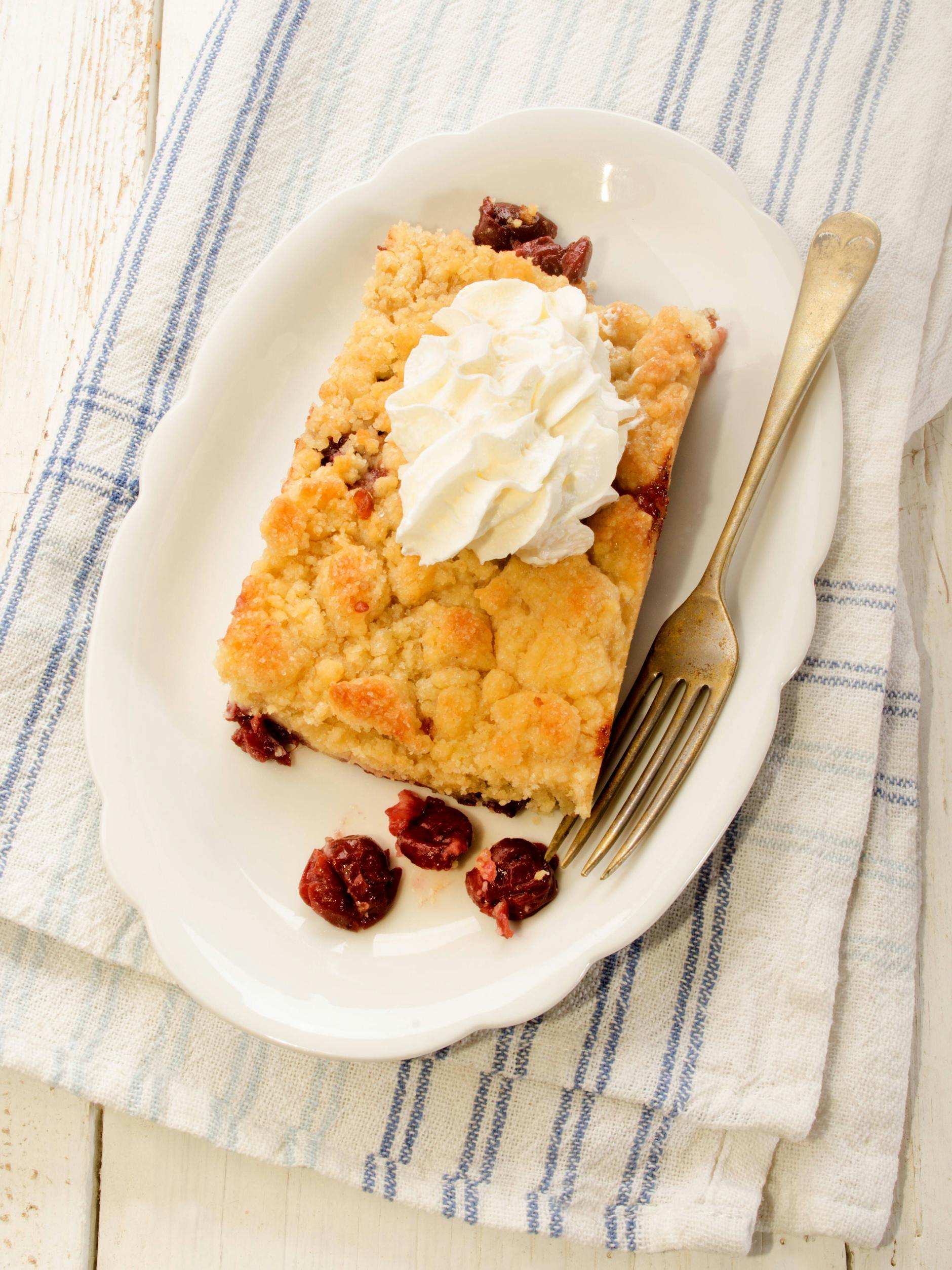 Servieren Sie den herrlichen Kirschkuchen vom Blech am besten mit etwas frisch aufgeschlagener Sahne. Sie werden das Rezept lieben!