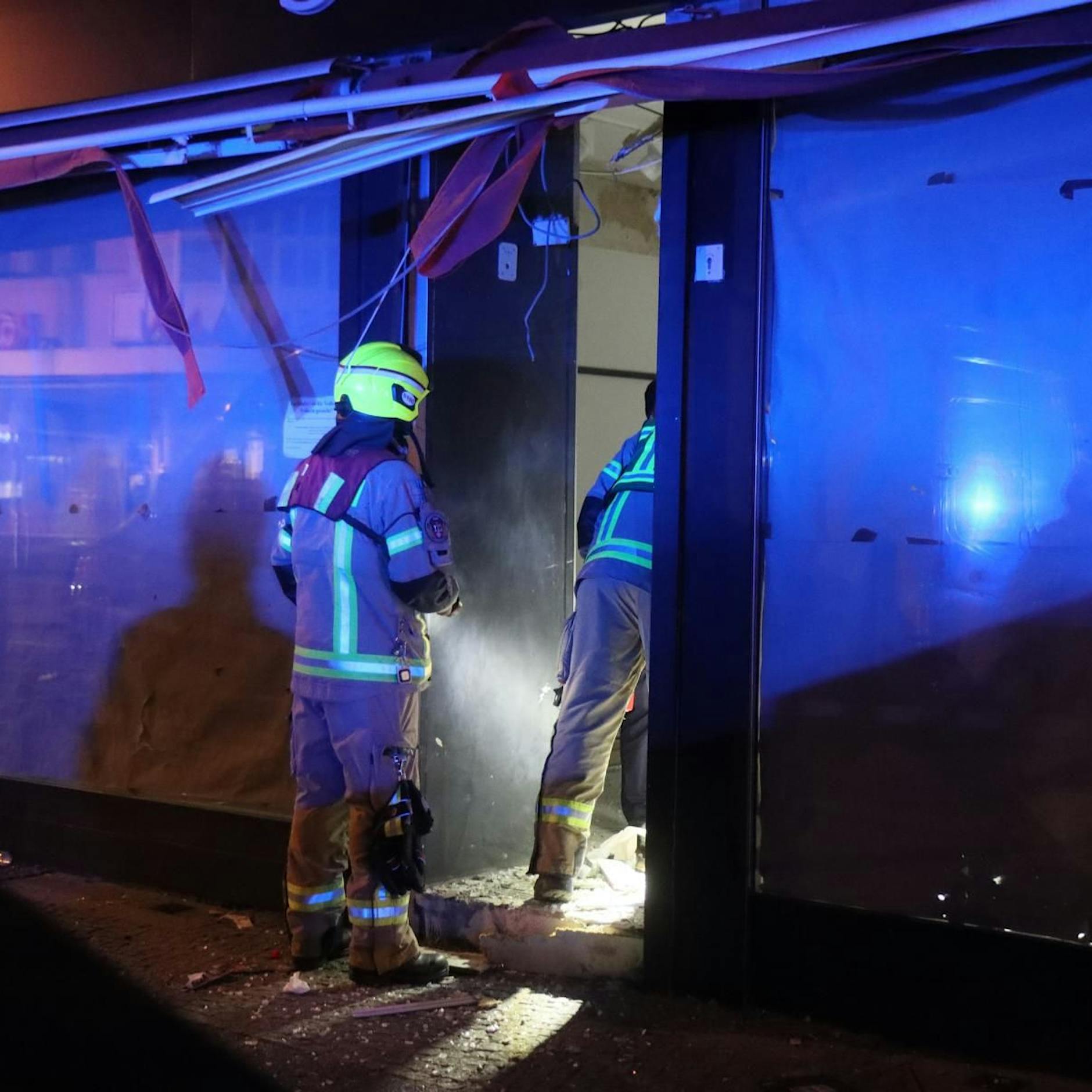 UPDATE! Neukölln: Explosion sprengt Fenster! War es eine Kugelbombe?