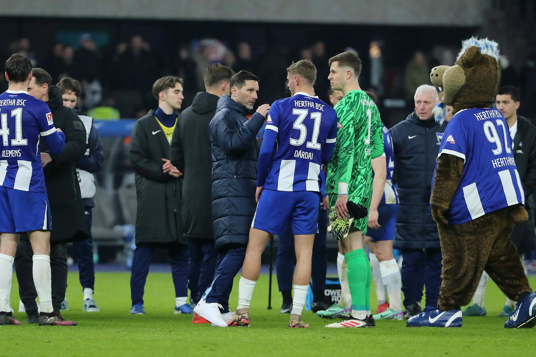 Der neue Cheftrainer Stefan Leitl (M.) setzt bei Hertha BSC ab sofort wieder auf Torhüter Tjark Ernst (3.v.r.). Marius Gersbeck hat das Nachsehen.