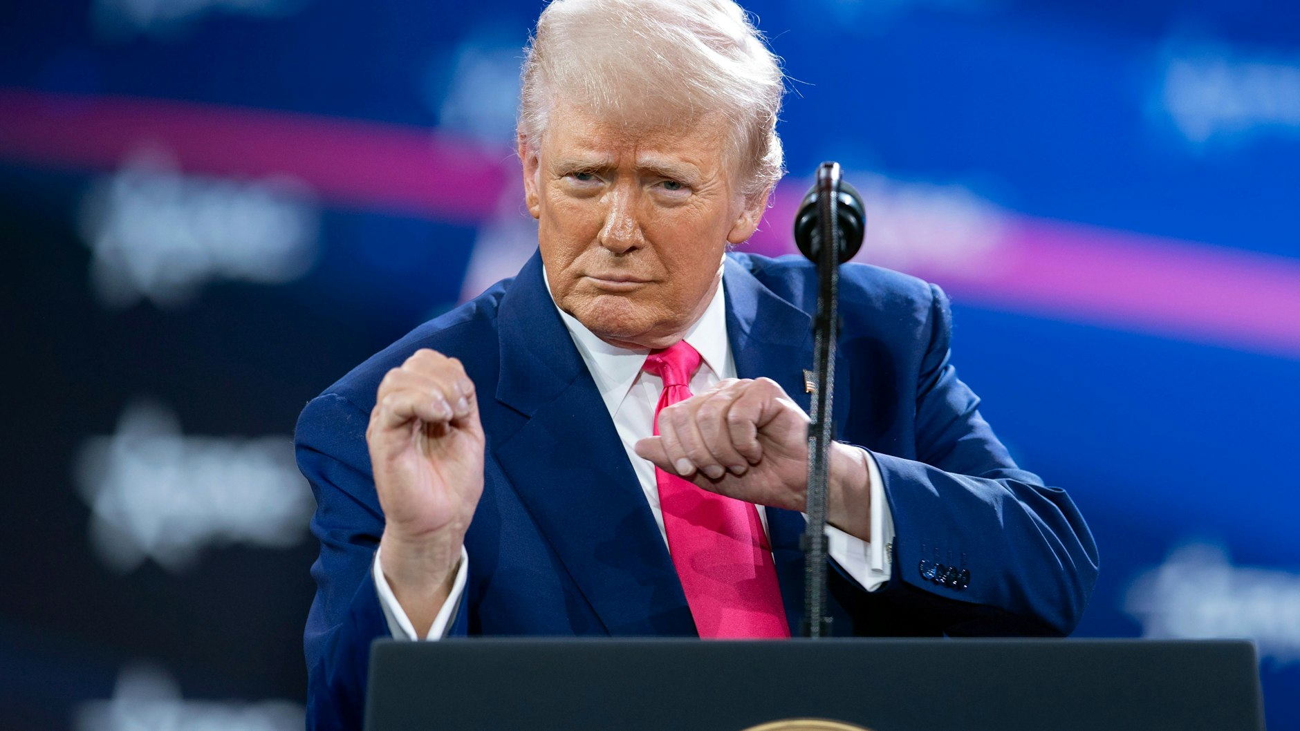 Donald Trump freut sich über den Wahlausgang in Deutschland. Es sei ein „großartiger Tag für Deutschland und für die Vereinigten Staaten“. Er schrieb: „Herzlichen Glückwunsch an alle – viele weitere Siege werden folgen!“