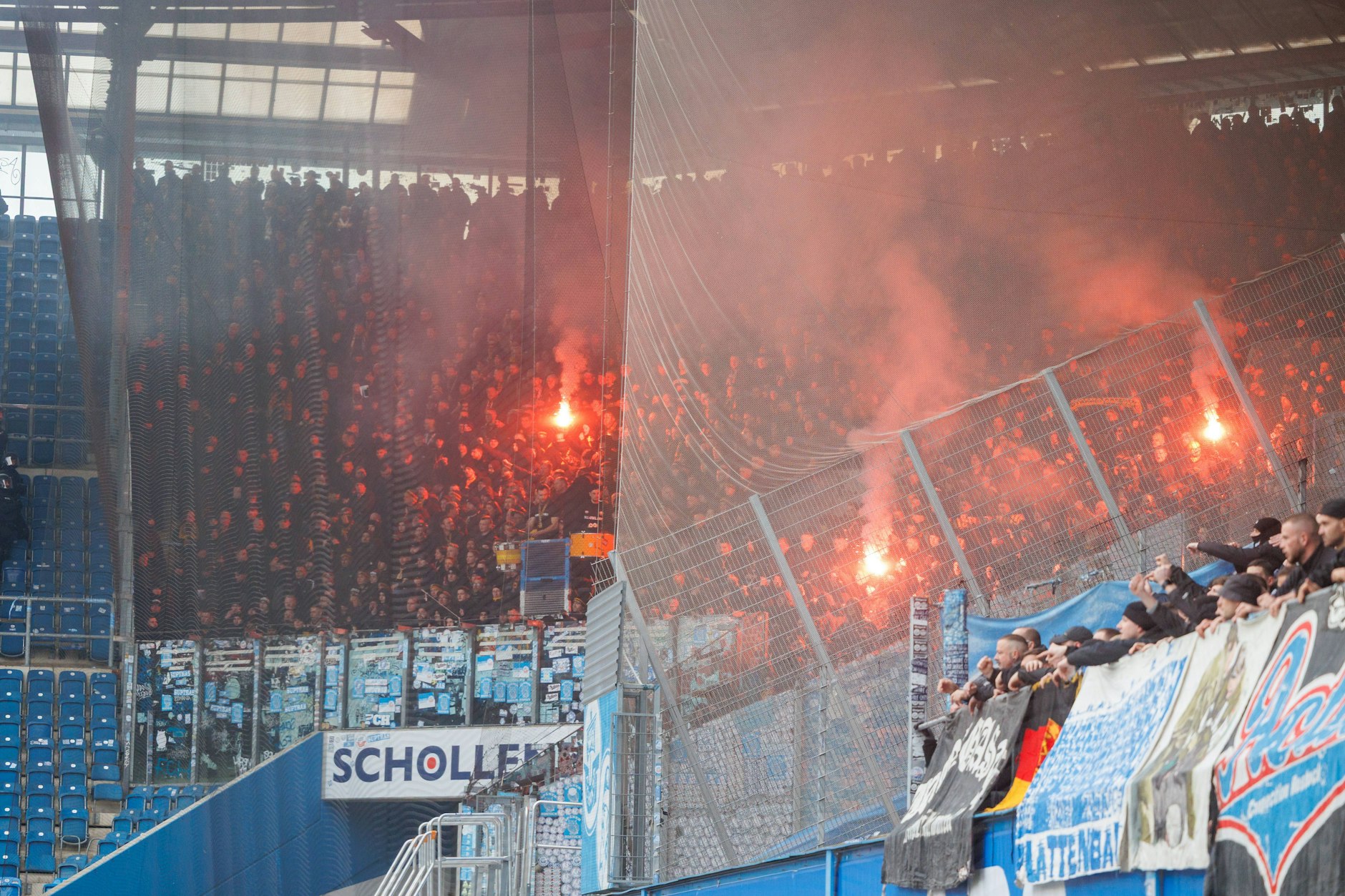 Pyrotechnik war noch das geringste Problem beim Drittliga-Spiel Hansa Rostock gegen Dynamo Dresden. Besonders in der Halbzeit eskaliert die Gewalt.
