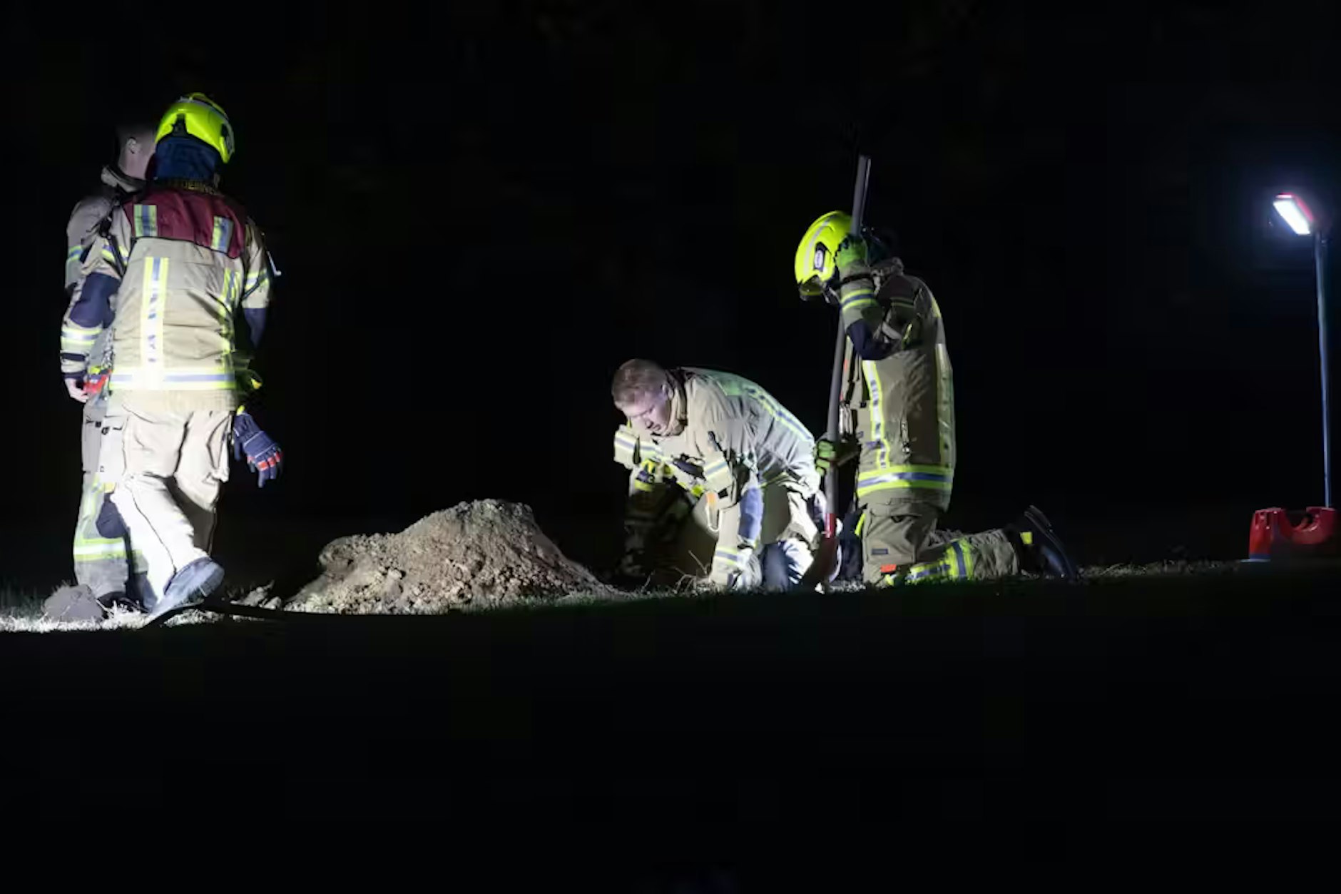Im Oktober 2024 wird hochexplosiver Sprengstoff am S-Bahnhof Neukölln gefunden, den Feuerwehr-Experten kontrolliert sprengen.