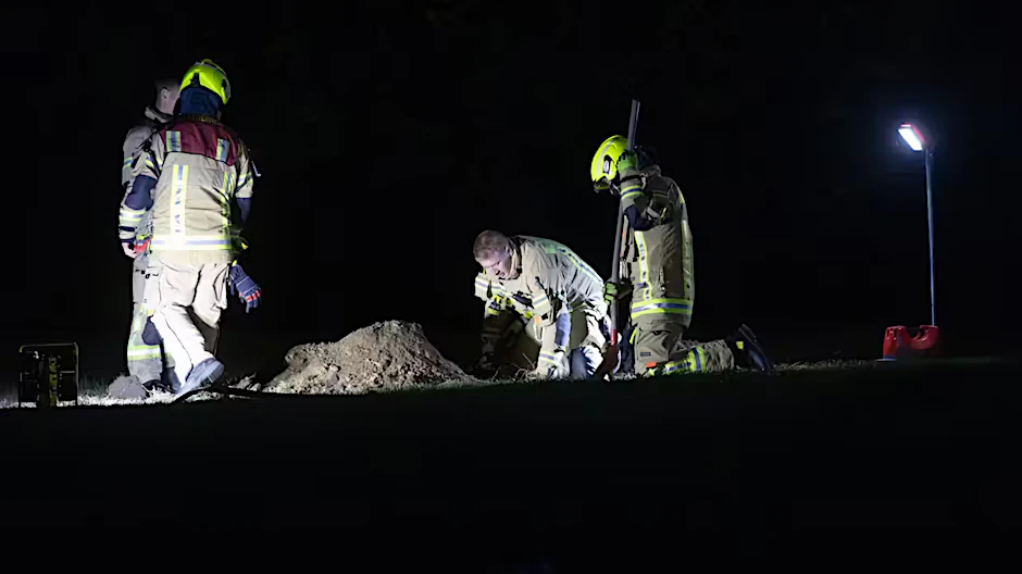 Im Oktober 2024 wird hochexplosiver Sprengstoff am S-Bahnhof Neukölln gefunden, den Feuerwehr-Experten kontrolliert sprengen.