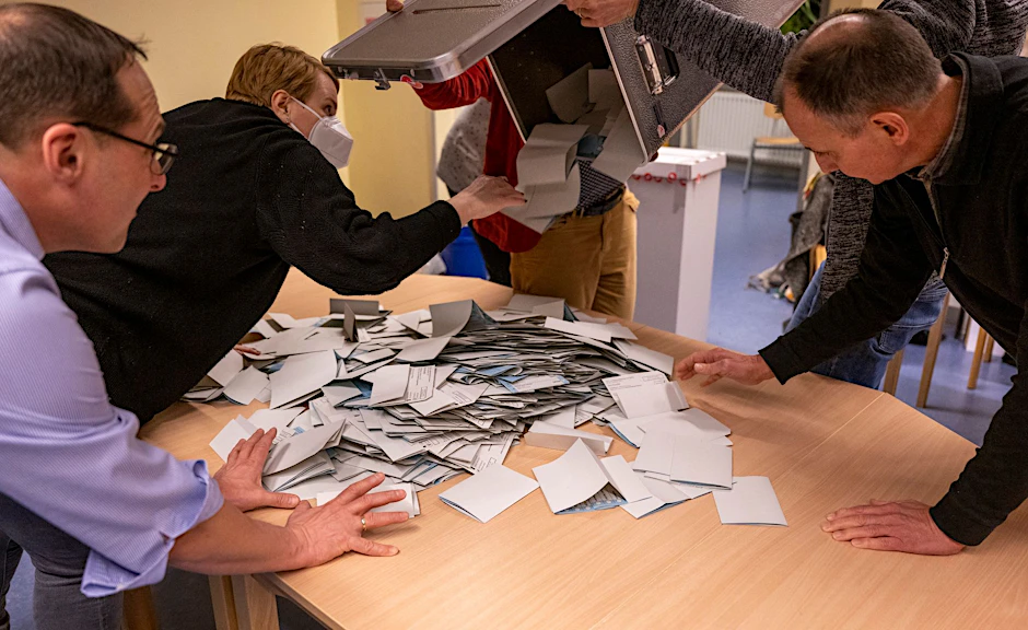 Die Wahlurnen werden ausgeschüttet, die Stimmen gezählt. Hier bei einer früheren Wahl in einem Wahllokal im Berliner Bezirk Prenzlauer Berg.