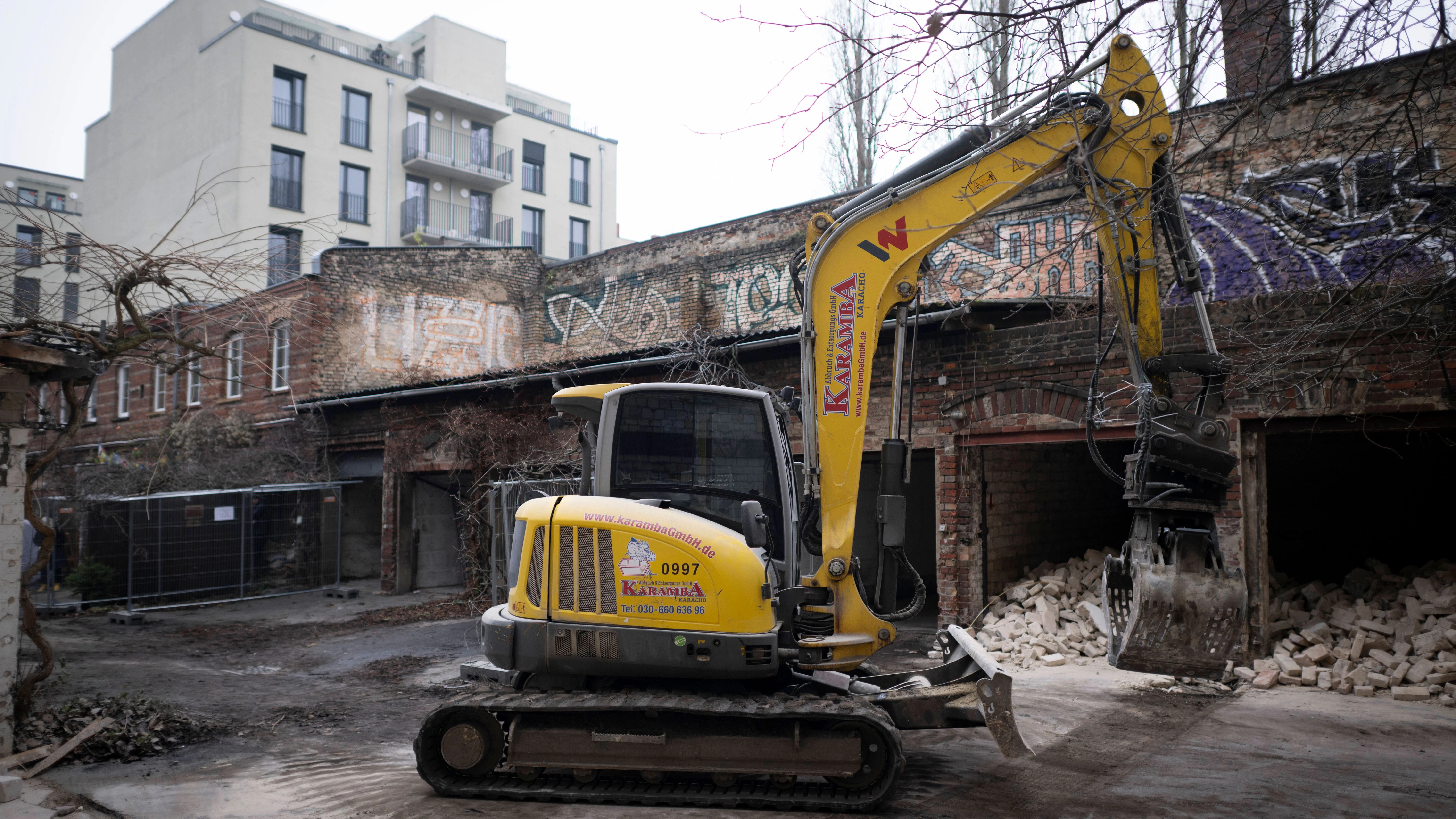Ein Bagger steht Mitte Januar 2025&nbsp; für den Abriss im „Kulturhof Kolonie 10“ bereit.