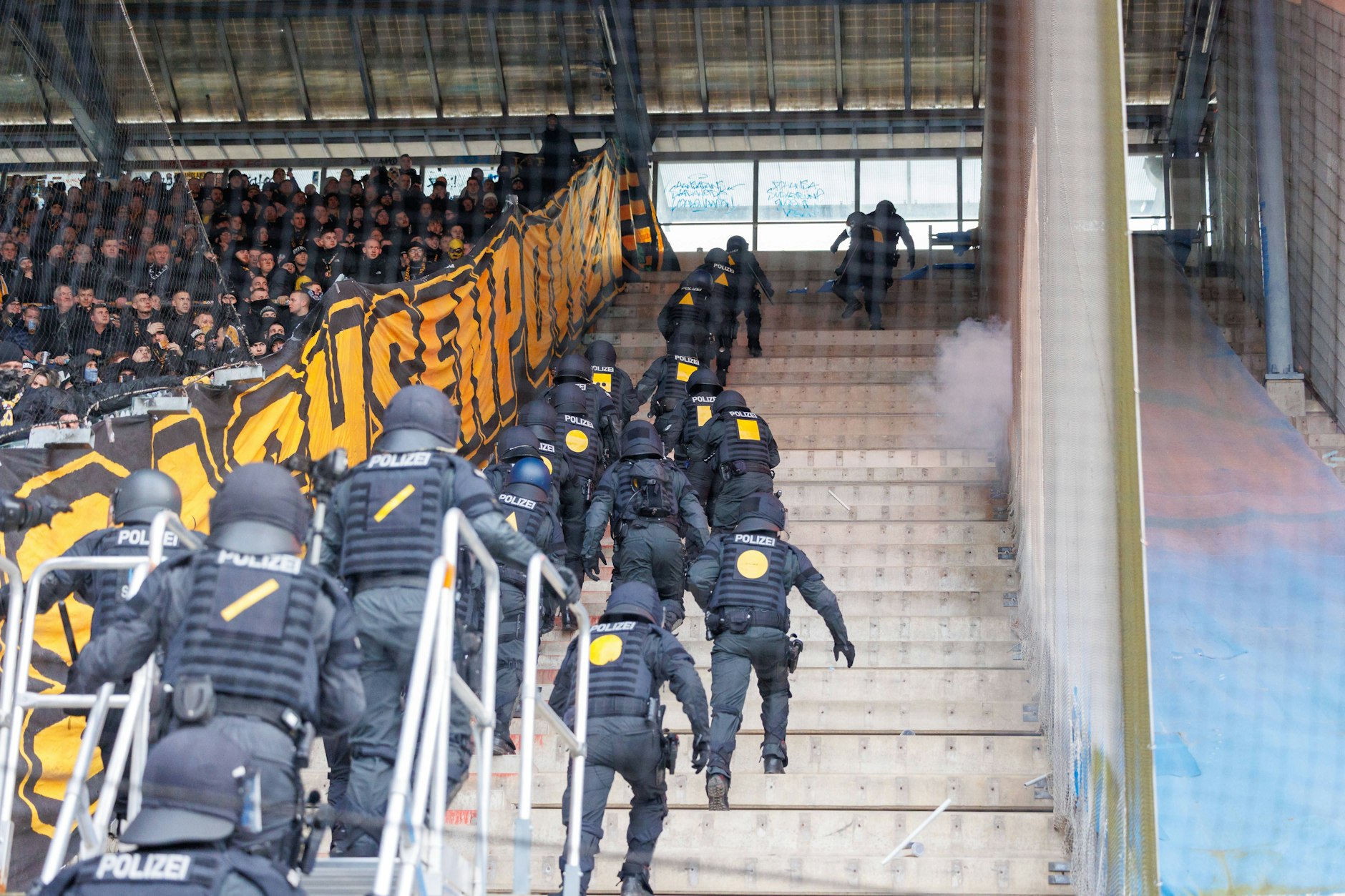 Die Rostocker Polizei war beim Spiel gegen Dynamo Dresden mit 1300 Beamten im Einsatz.