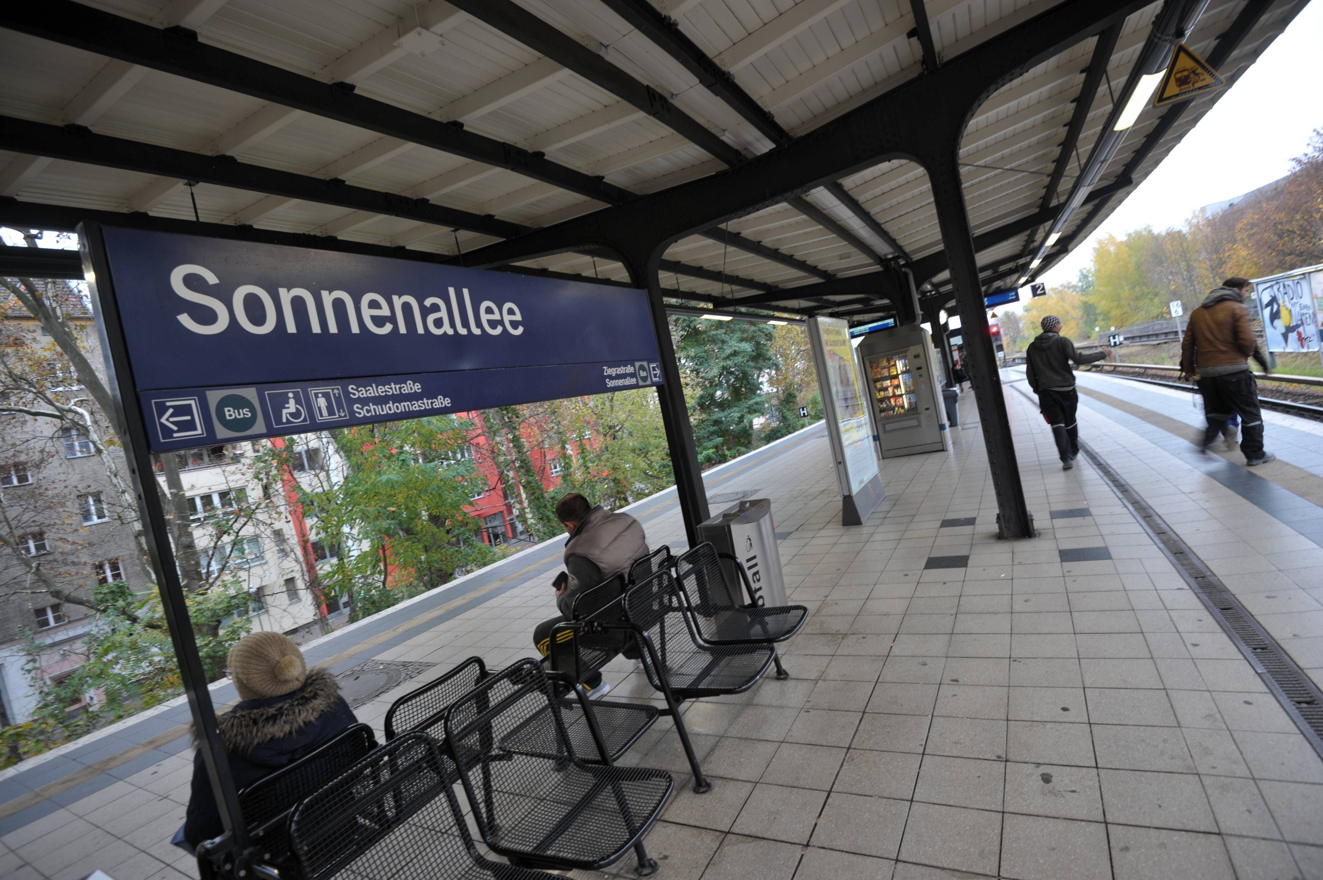 Image - Messerattacke in Neukölln: Mann am S-Bahnhof Sonnenallee lebensgefährlich verletzt