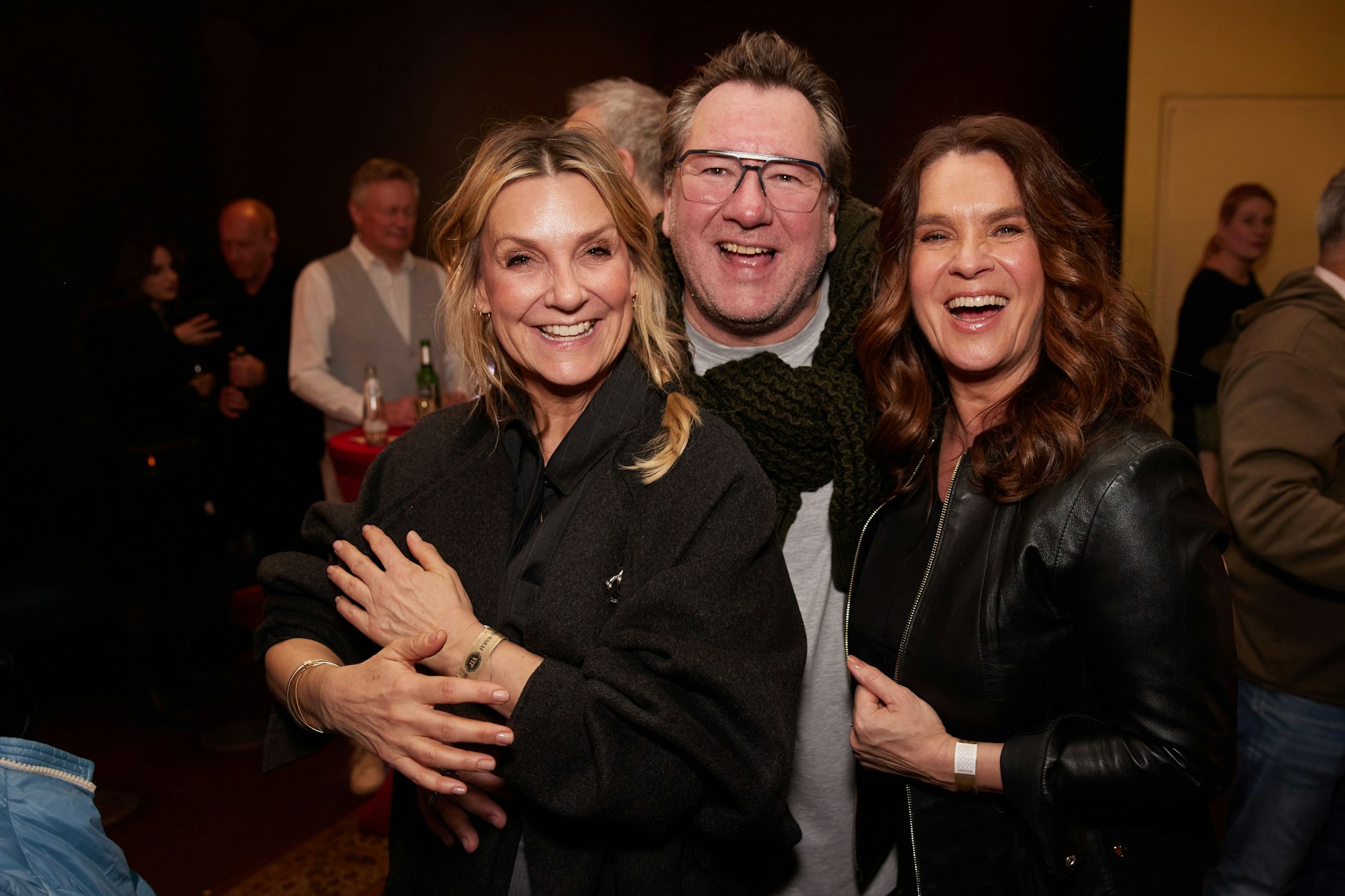 Karat-Sänger Claudius Dreilich mit zwei weiblichen prominenten Fans bei der Party im Kino „Babylon“: DDR-Eisstar Katarina Witt und „Riverboat“-Moderatorin Kim Fisher.