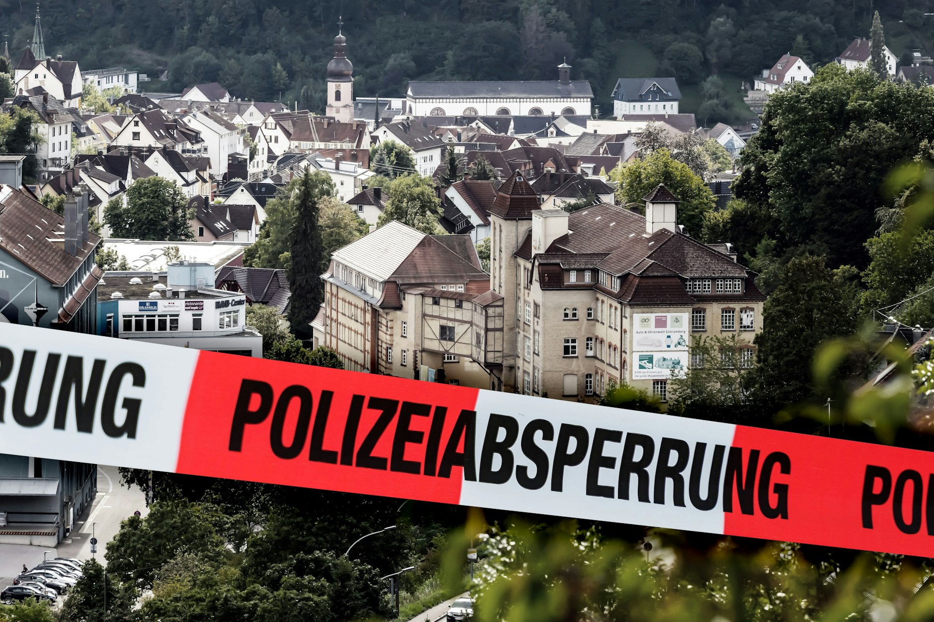 Das kleine Städtchen Schramberg im Schwarzwald. Hier ereignete sich am Freitag eine schreckliche Bluttat: Eine Frau wurde ermordet, die Leiche in einer Auto-Dachbox versteckt. 