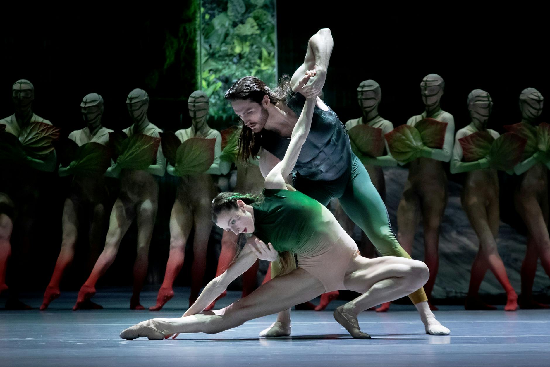 „Ein Sommernachtstraum“: Das Staatsballett mit einer Kickline, die dem Friedrichstadt-Palast Konkurrenz machen könnte.