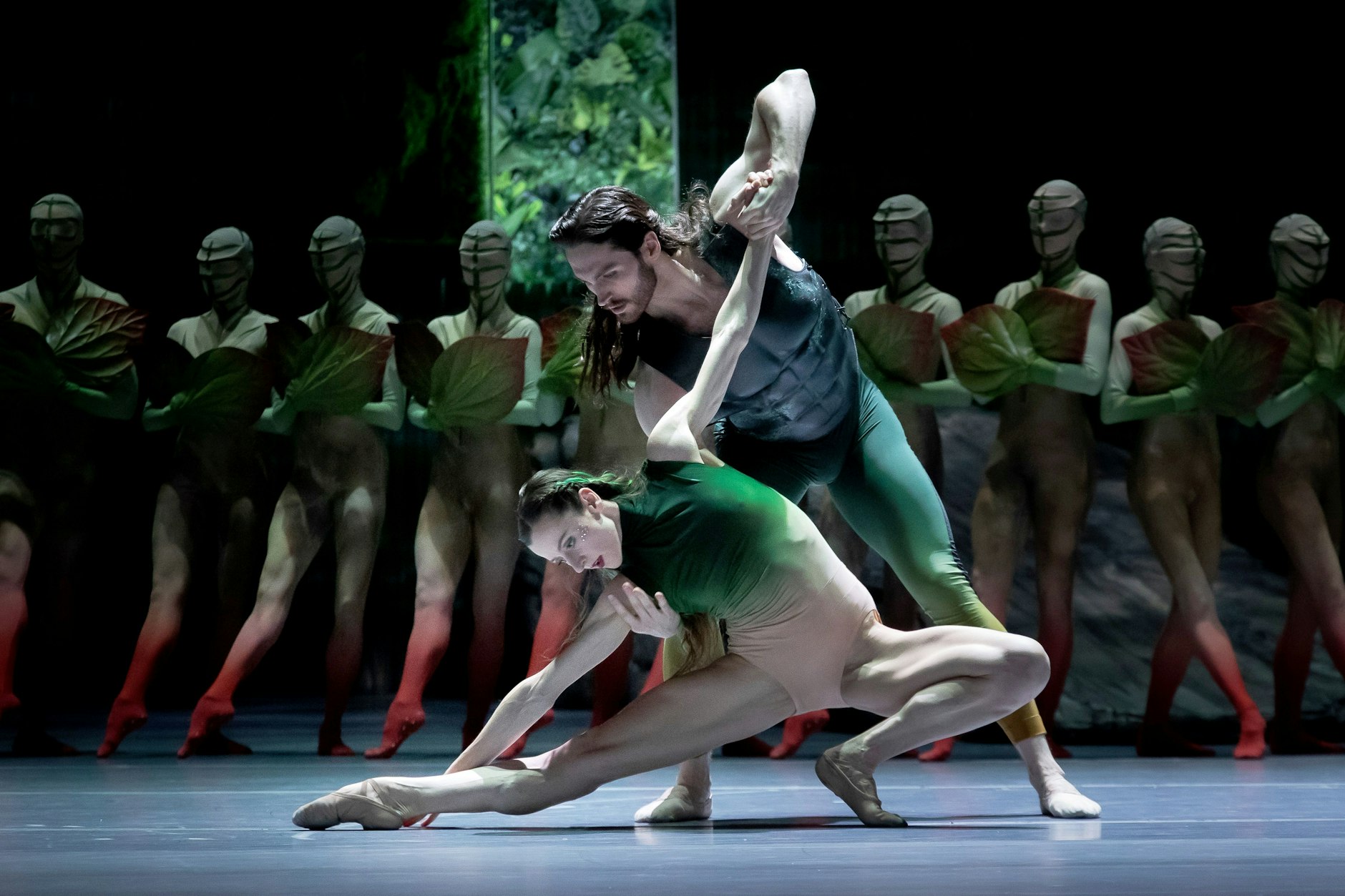 „Ein Sommernachtstraum“: Das Staatsballett mit einer Kickline, die dem Friedrichstadt-Palast Konkurrenz machen könnte.
