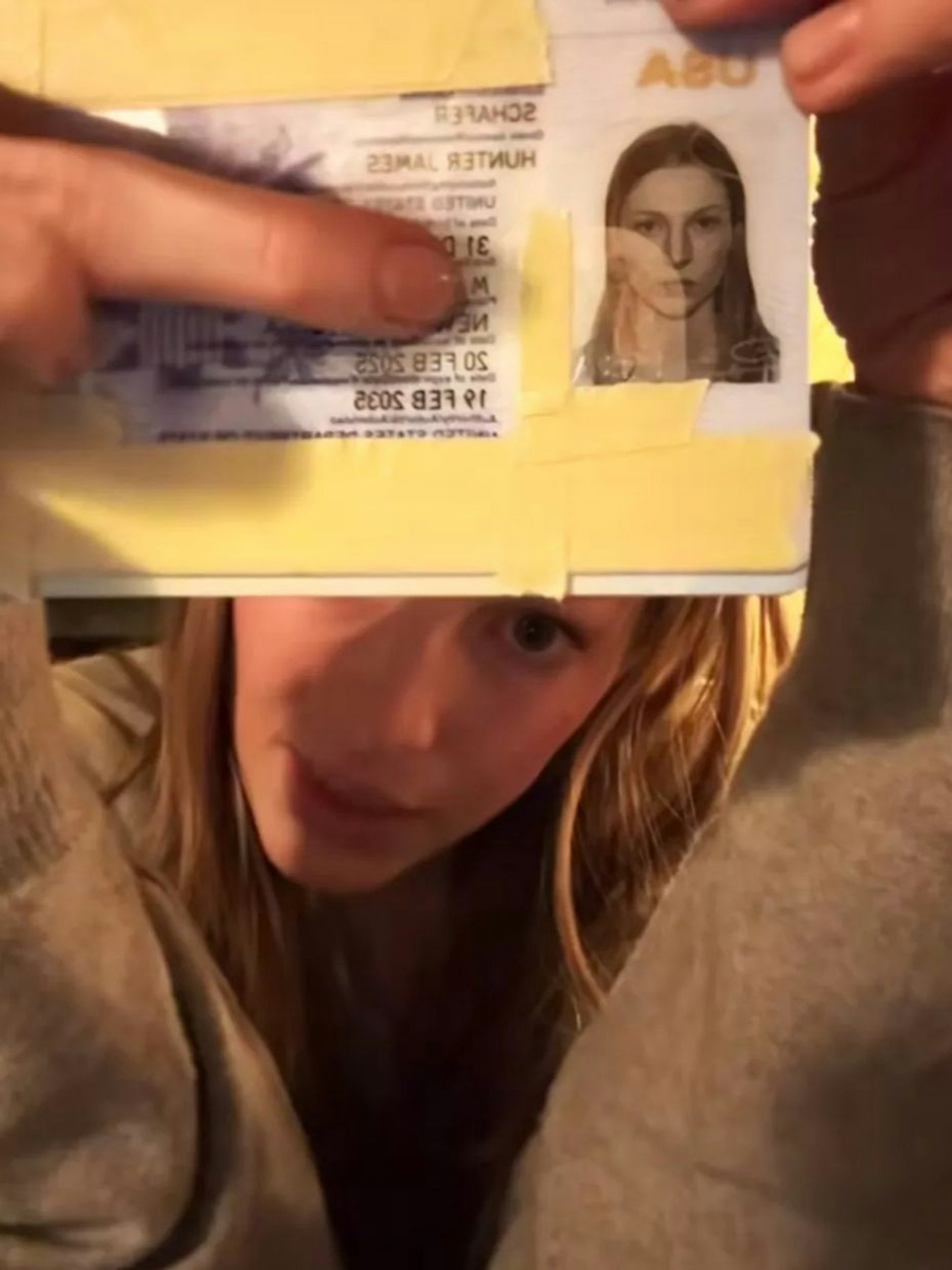 Hunter Schafer zeigt in einen TikTok-Video ihren neuen Pass mit dem „M“ für männlich.