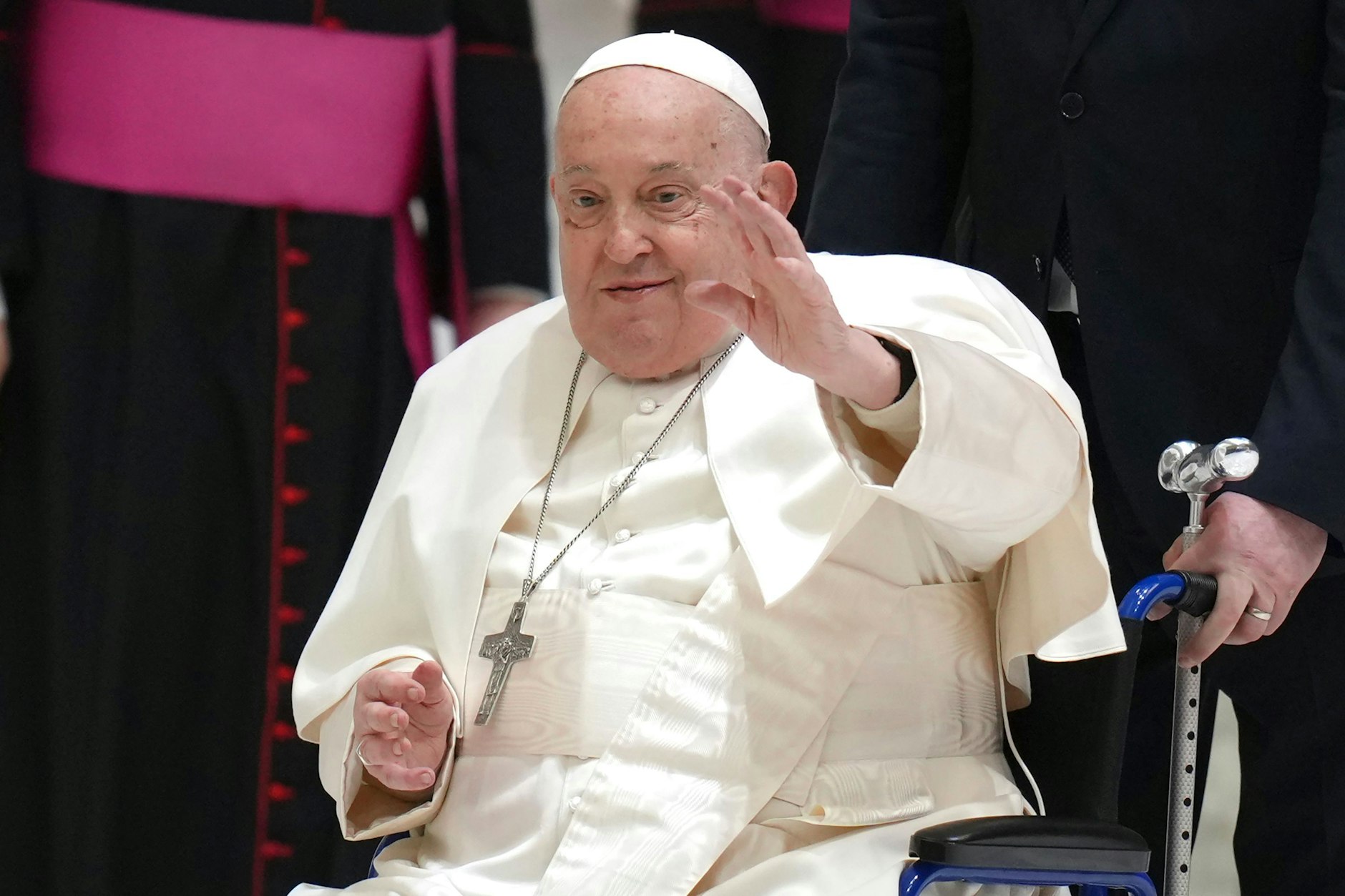 Papst Franziskus wird aktuell wegen einer beidseitigen Lungenentzündung im Krankenhaus behandelt. Sein Zustand ist laut Vatikan kritisch.