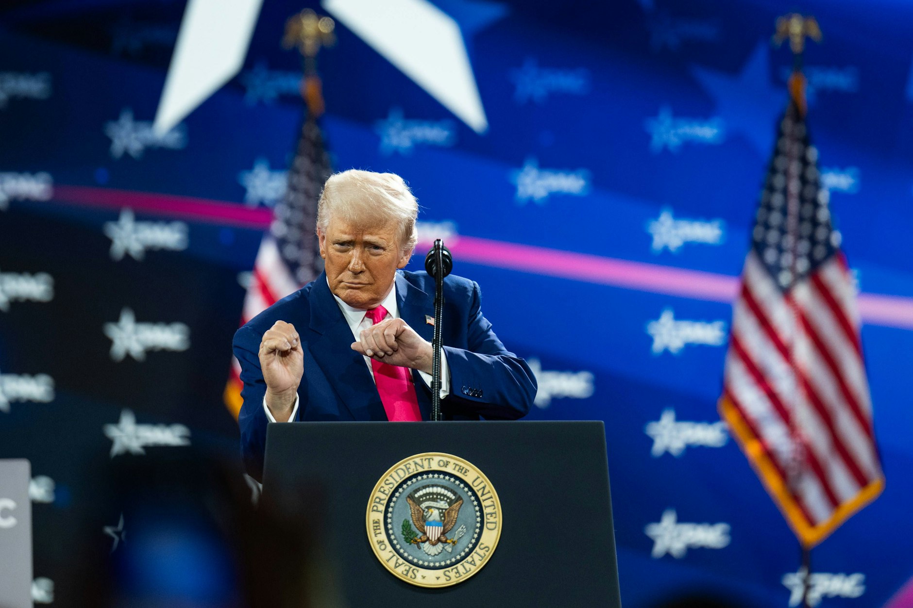 Donald Trump tanzt bei der CPAC-Konferenz am 22. Februar 2024 in der Nähe von Washington.