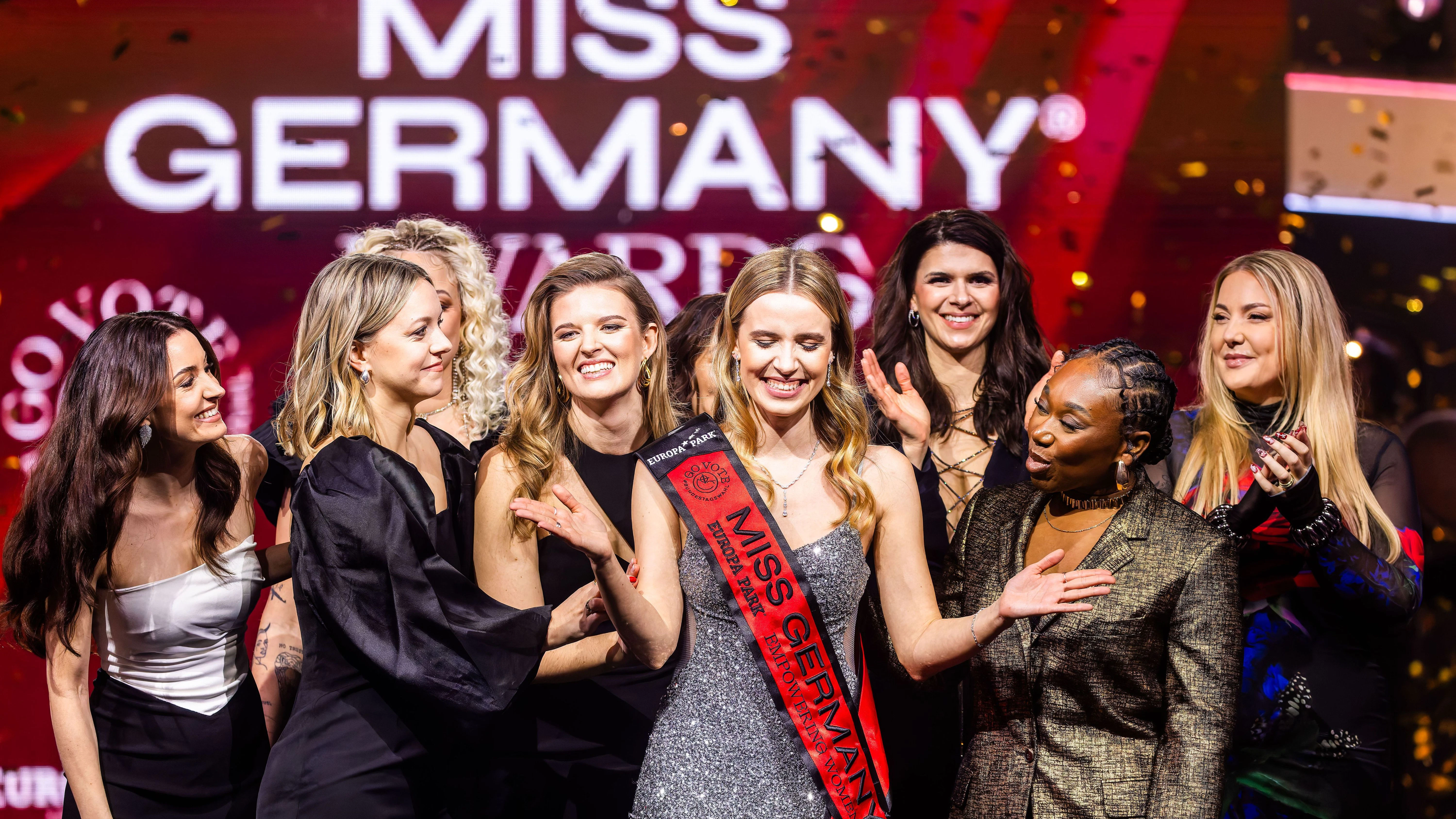 Strahlende Siegerin: Valentina Busik bei der Wahl zur Miss Germany inmitten ihrer Mitstreiterinnen.
