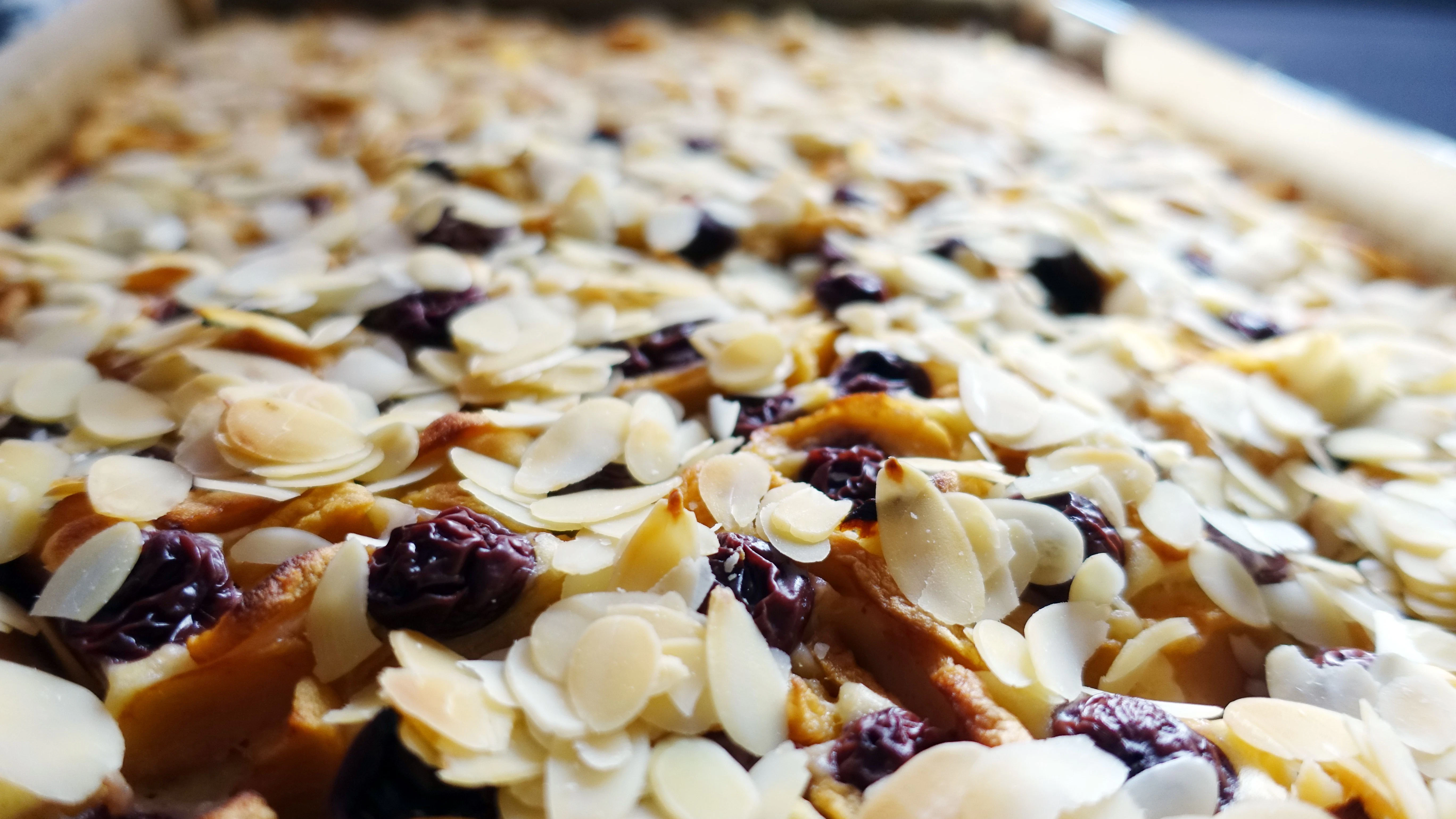 Mit welchen Zutaten Sie den Mollykuchen aus der DDR belegen, ist Ihnen überlassen - Äpfel und Kirschen passen wunderbar. Für etwas Biss können Sie ihn auch mit gehobelten Mandeln bestreuen.