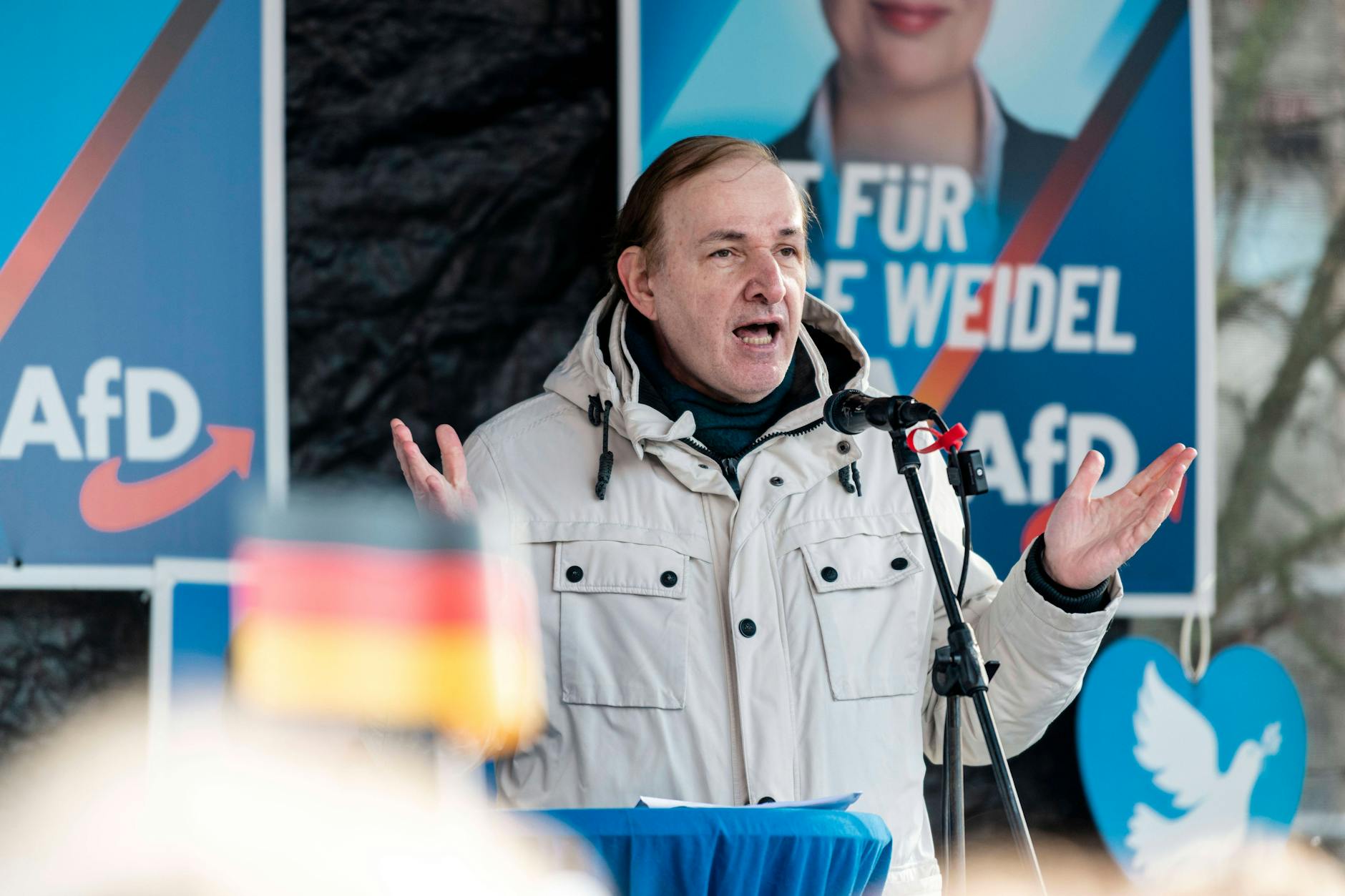 Gottfried Curio bei einer AfD-Kundgebung samt Gegendemonstration in Marzahn
