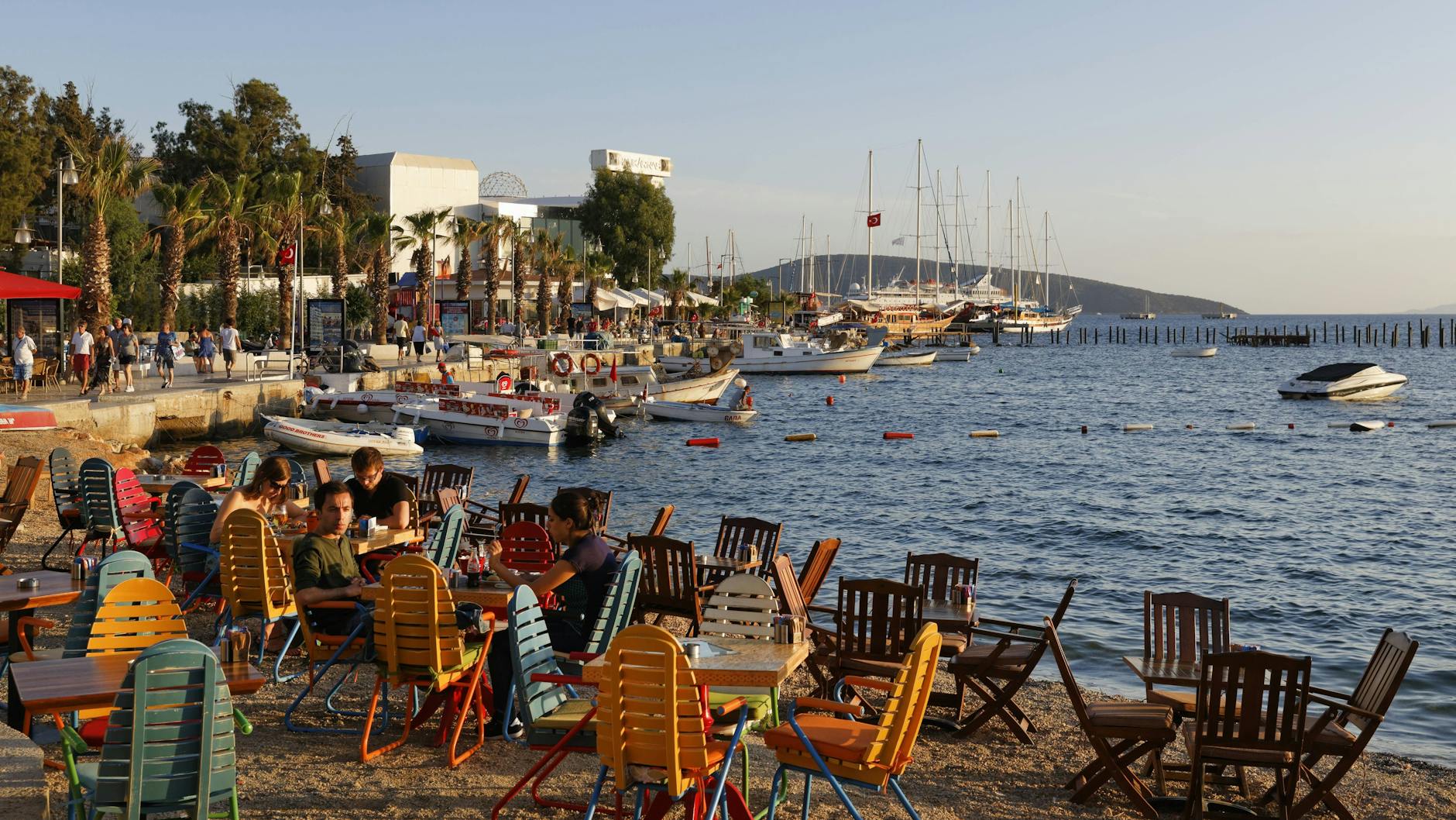 Bei einem Cocktail den Sonnenuntergang genießen? Wer das im Türkei-Urlaub machen möchte, sollte genau darauf achten, wo er sich den entsprechenden Alkohol kauft.