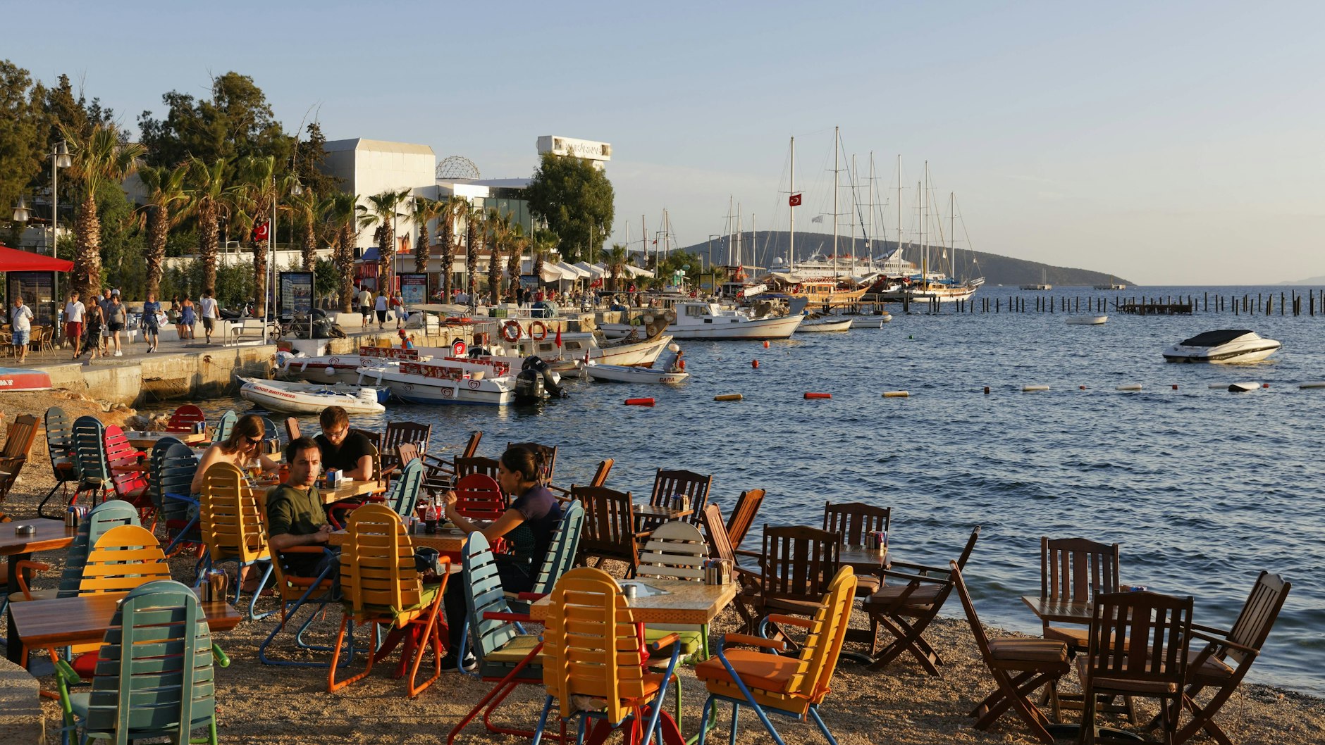 Bei einem Cocktail den Sonnenuntergang genießen? Wer das im Türkei-Urlaub machen möchte, sollte genau darauf achten, wo er sich den entsprechenden Alkohol kauft.