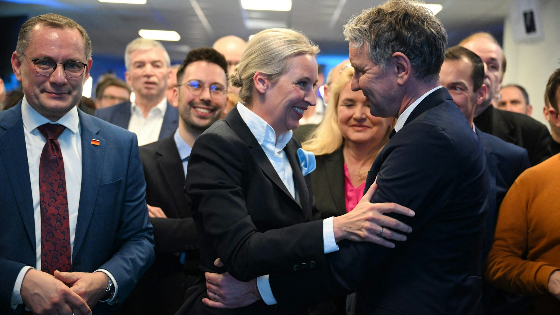 Stehen sich ganz nahe: AfD-Kanzlerkandidatin Alice Weidel mit dem AfD-Rechtsaußen Björn Höcke. Co-AfD Tino Chrupalla (li.) bleibt außen vor. 