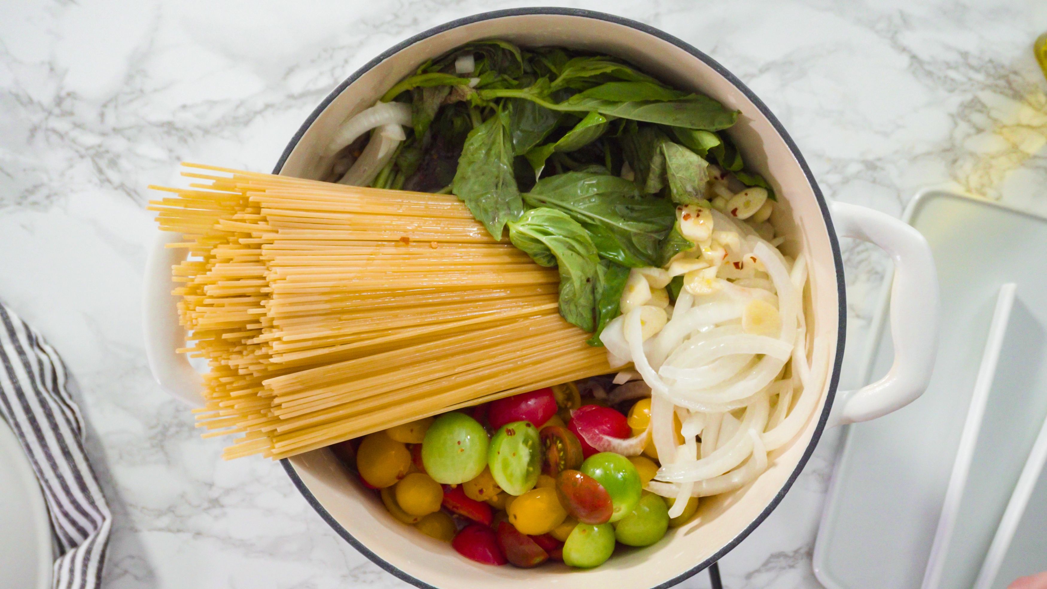 One-Pot-Pasta: Tolles Rezept für leckere Spaghetti mit frischen Tomaten